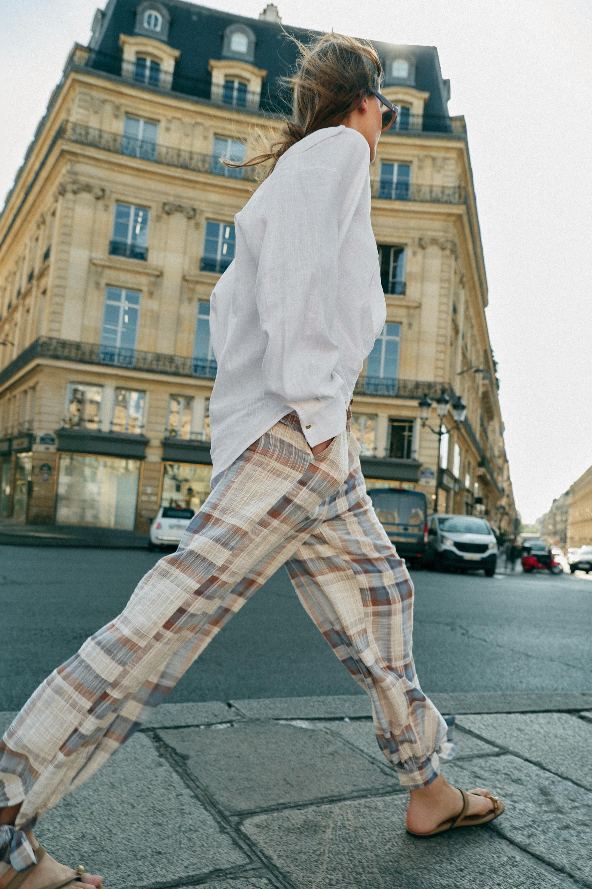 Mid-rise pants with back elastic waistband. Darts and front pockets. Back false welt pockets. Bal... | Zara UK