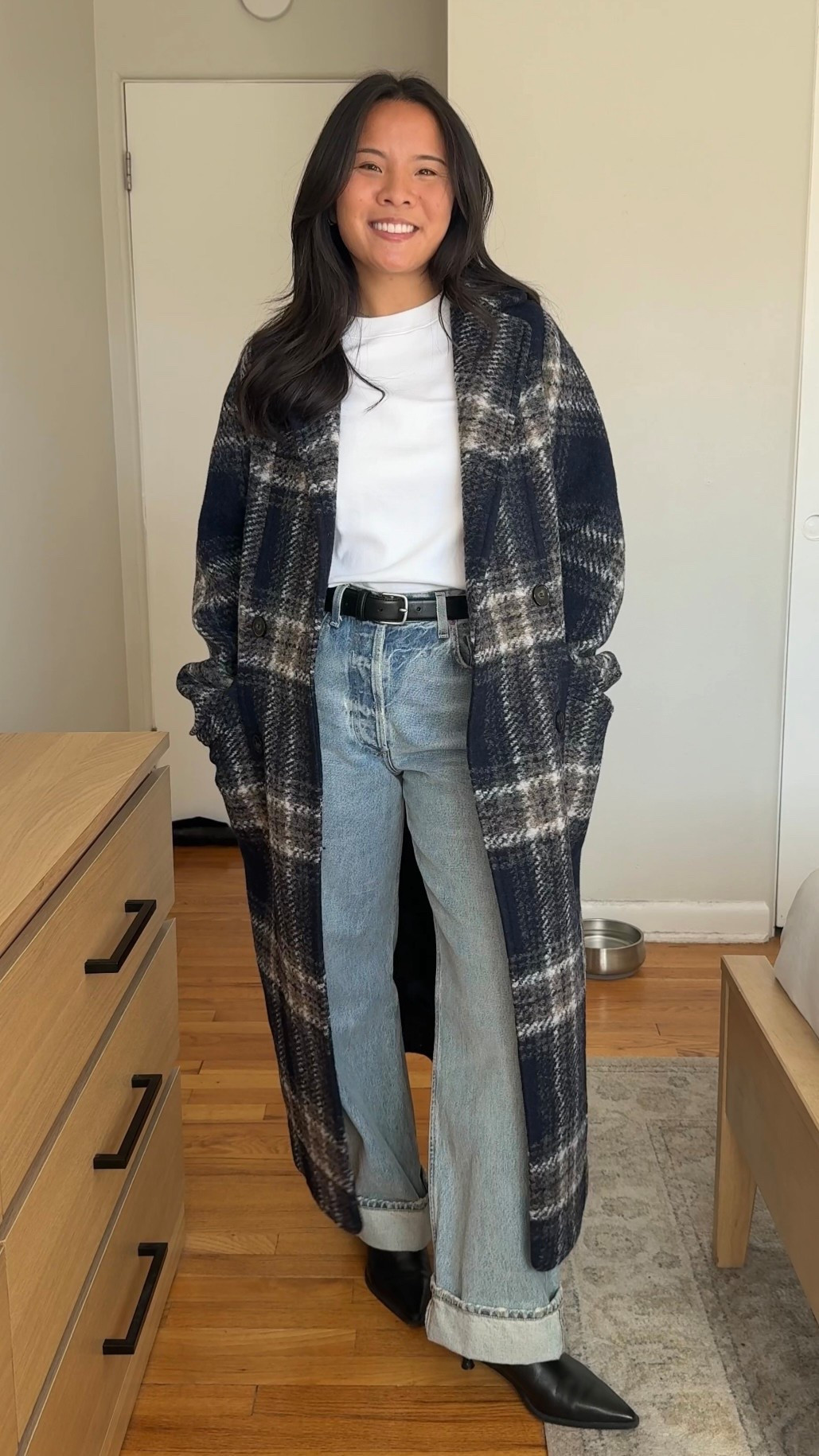 Tshirt: size medium
Coat: size 4
Jeans: size 25