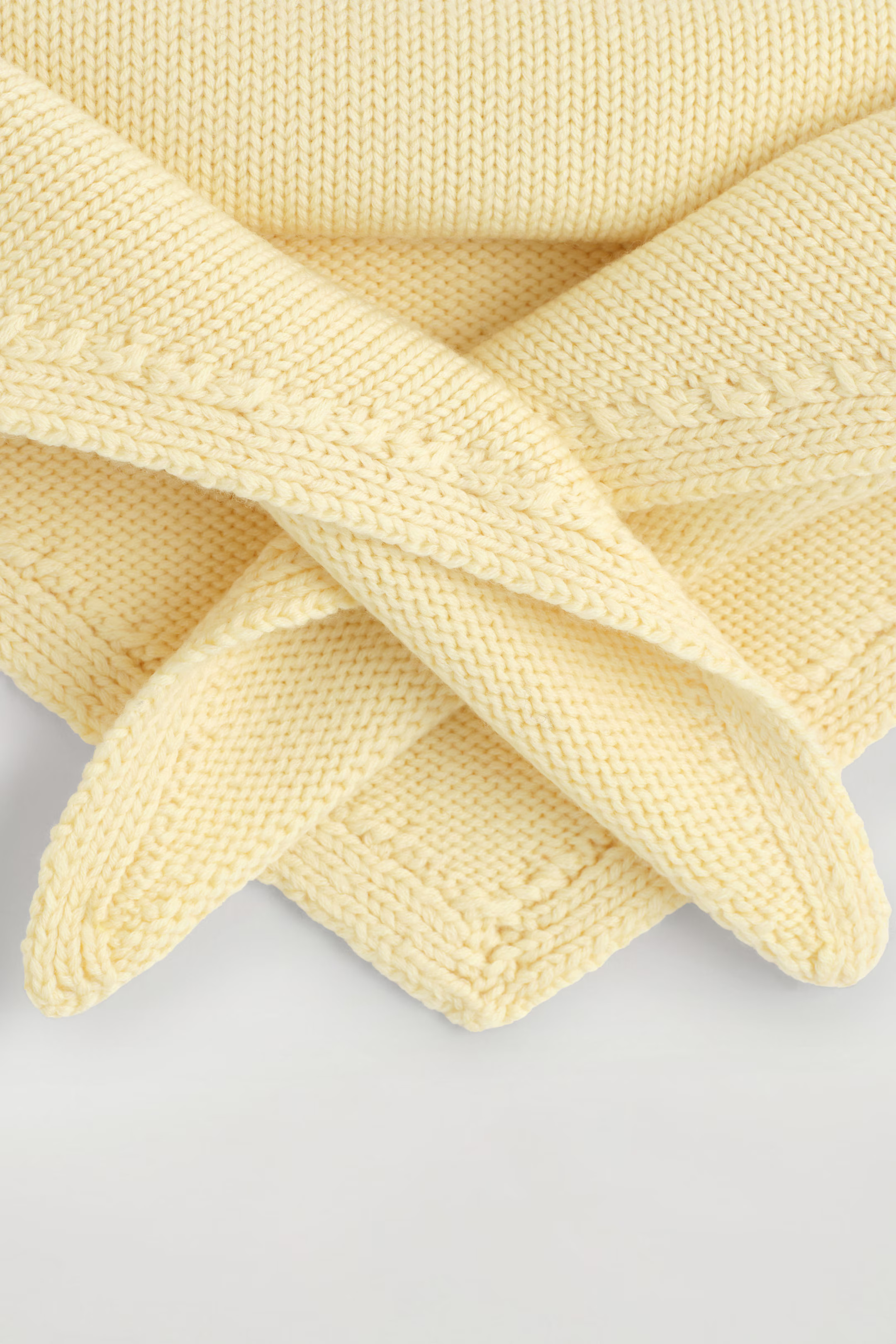 MERINO WOOL TRIANGLE SCARF - HELLGELB | COS DE | COS (EU)