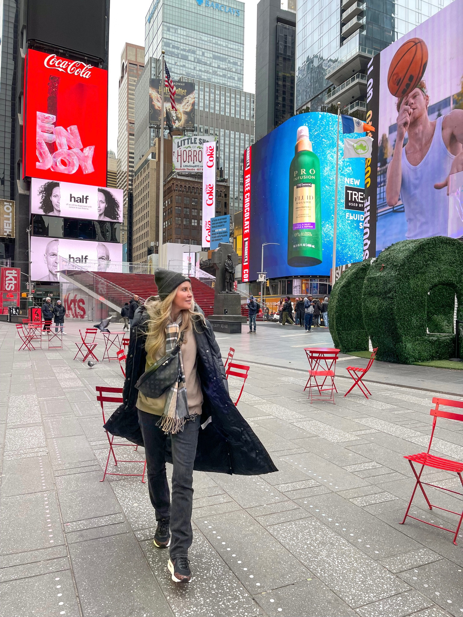 The warmest puffer coat! 

Winter outfit, long puffer coat, hoodie, black jeans, Nike sneakers, beanie, scarf, Louis Vuitton bumbag, Abercrombie and Fitch

#LTKstyletip #LTKSeasonal #LTKFind