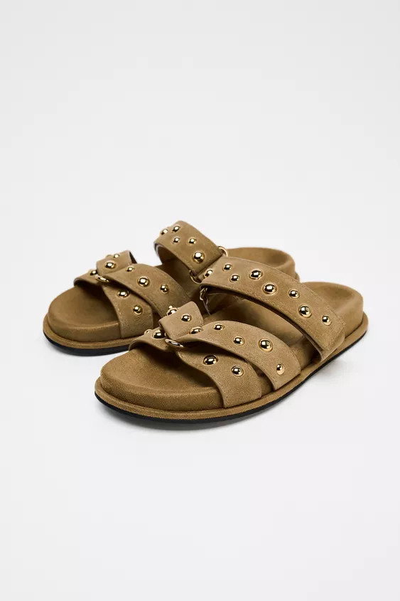 Flat split suede sandals. Wide straps across the front with stud details. Adjustable hook-and-loo... | Zara UK