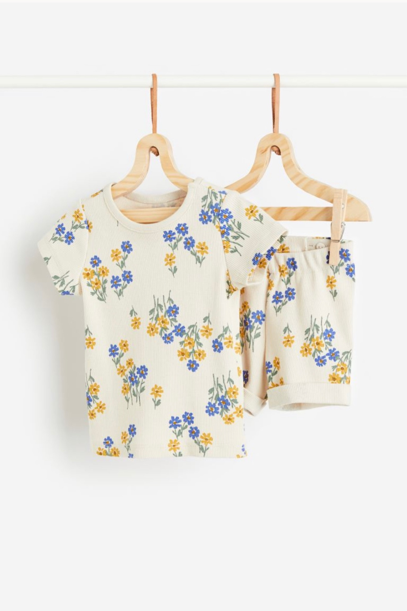 Completino a fiori in micro costine 😍

#LTKSeasonal #LTKkids #LTKeurope