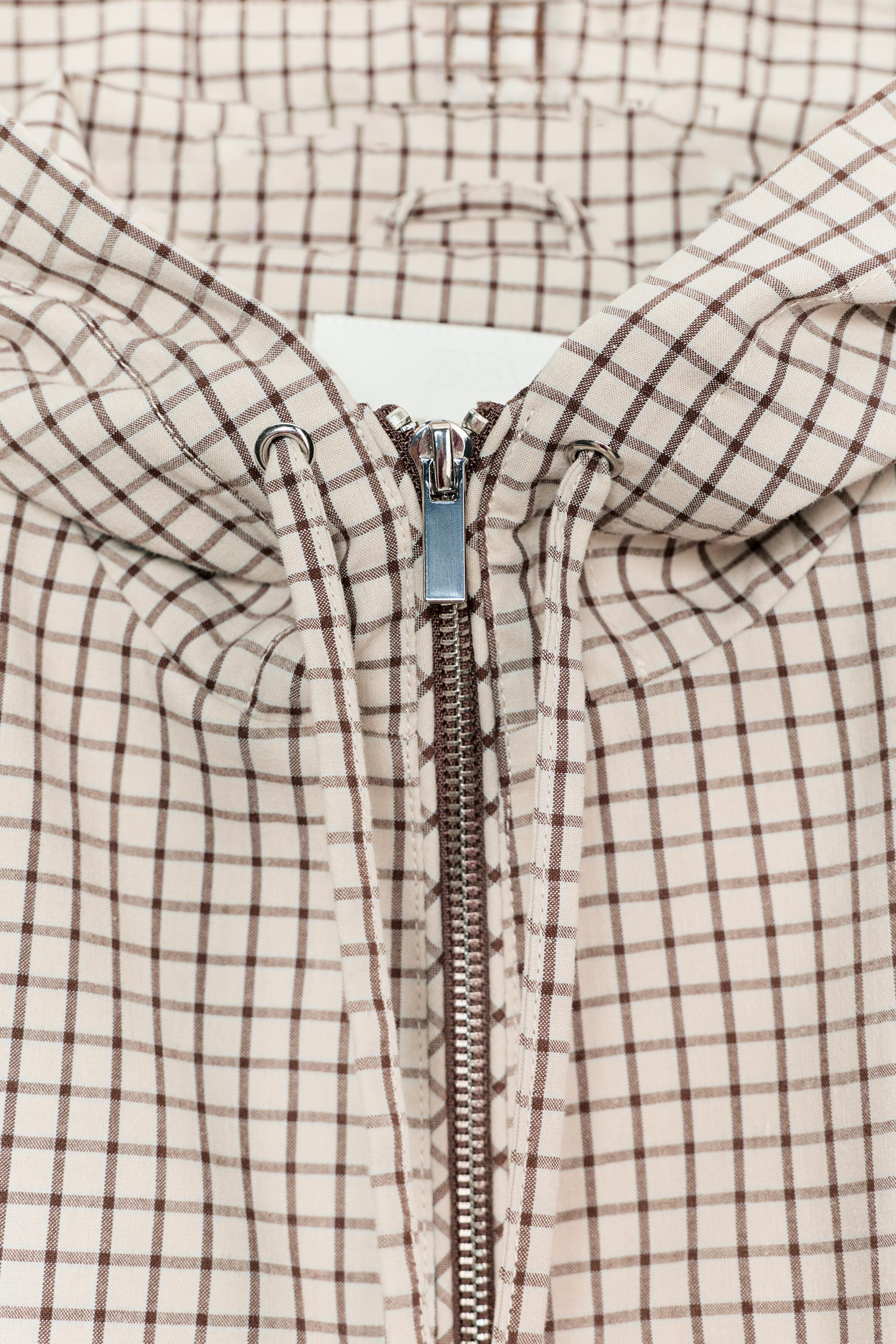 Jacke mit Stehkragen und verstellbarer Kapuze mit Tunnelzug. Lange Ärmel mit elastischen Bündch... | Zara DE