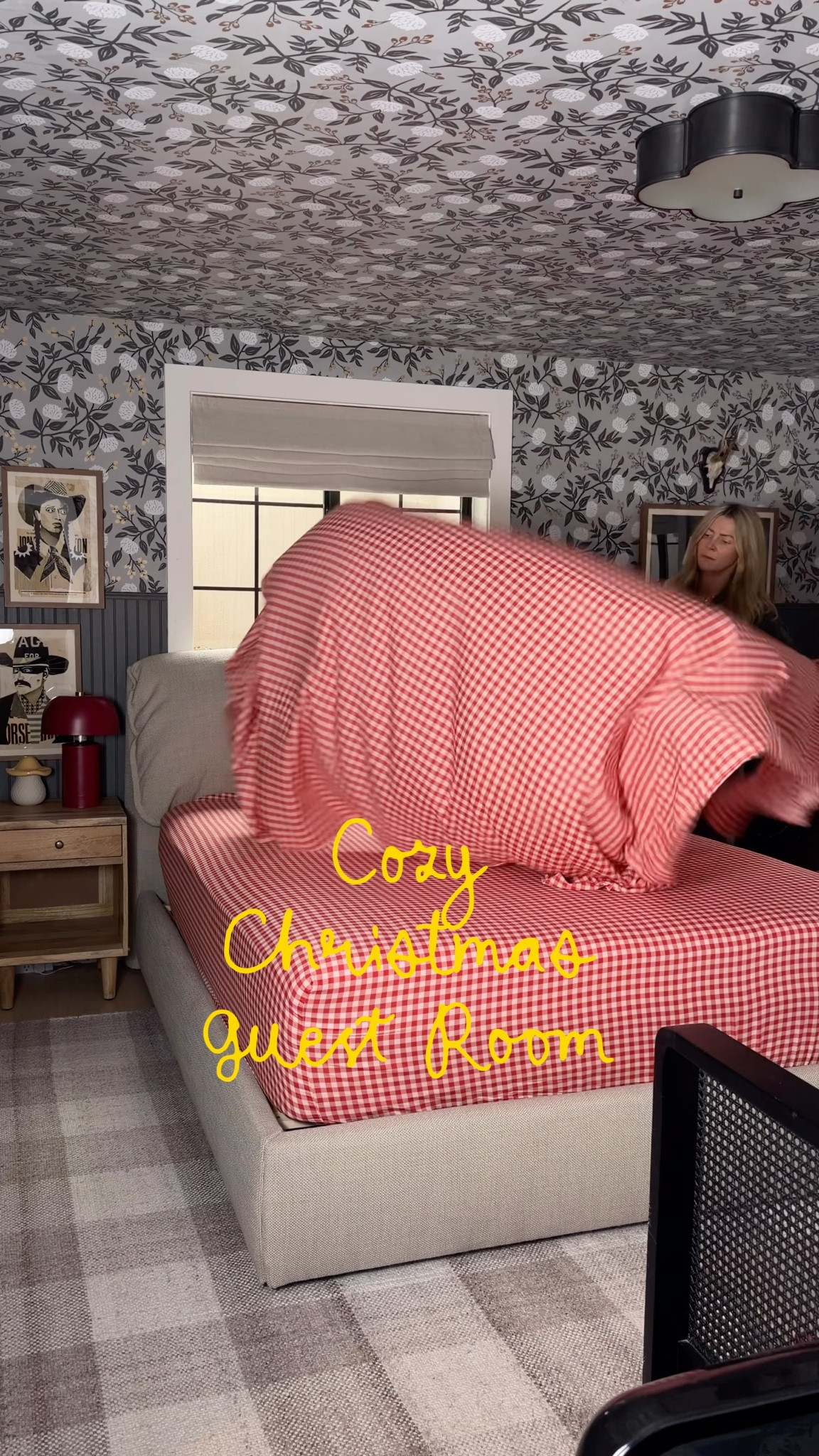 Cozy Christmas guest room! My parents sleep over Christmas night, this is their room 🎅🏻🤶🏻I am in love with this bedding and really all the Christmas accents from @anthropologie
#anthropartner 
