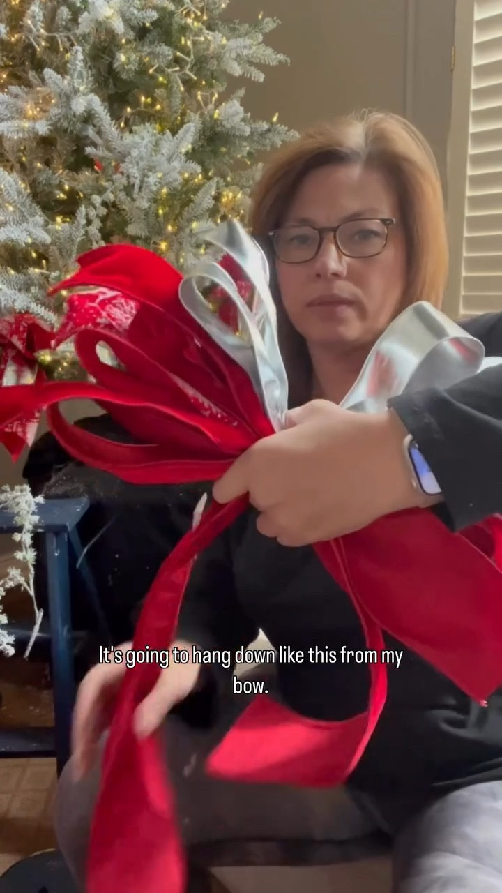 🎀 Make a Bow with Me – Part 2 🎀

Now that the bow is made, it’s time for the tails! In this video, I’ll show you exactly how I make and attach the tails to finish off the look — this step makes all the difference in how your bow sits on the tree. ✨

Ribbon is available on my website, www.HolidayHangups.com.
💬 Comment **“Decor”** for links!

#Christmas #Bow #ChristmasTree #Decorating #Ribbon #Decor #HolidayHangups #MakeABowWithMe #ChristmasTree #velvet #Christmasbow