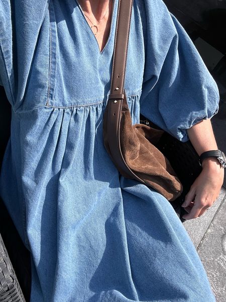 Denim dress and brown suede bag - love this combo. 🤎💙