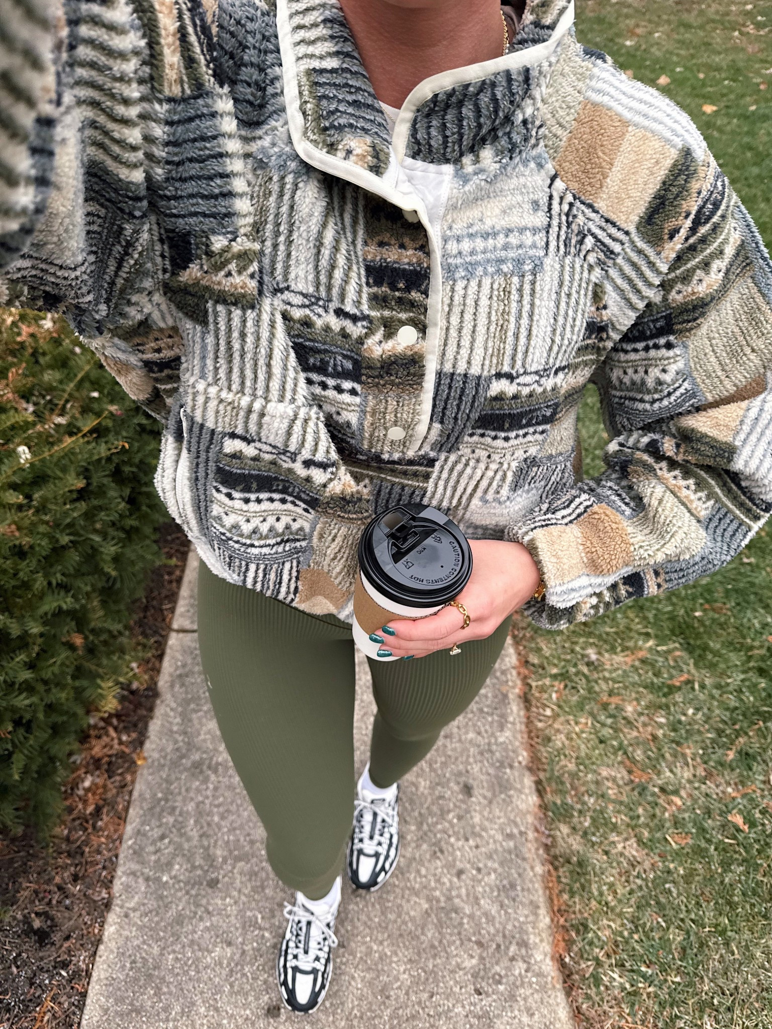 Fleece launching tomorrow at 3pm ET at my store (Waterlilyclothing.com) wearing a small 🖤🌲🪵☃️

#LTKootd