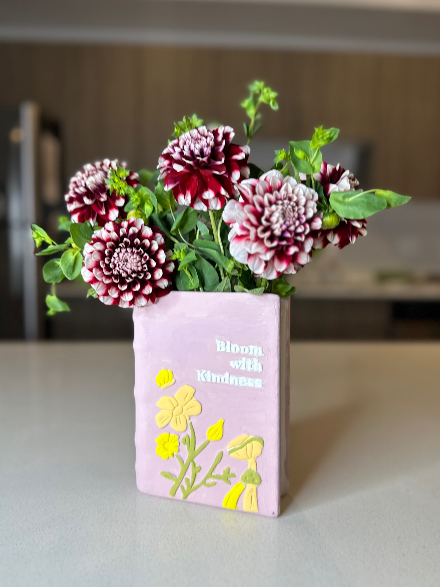 This paint-it-yourself book case set was SO fun! The kit comes with (2) vases, along with your paints and brushes! Only $15 at Target 🎯