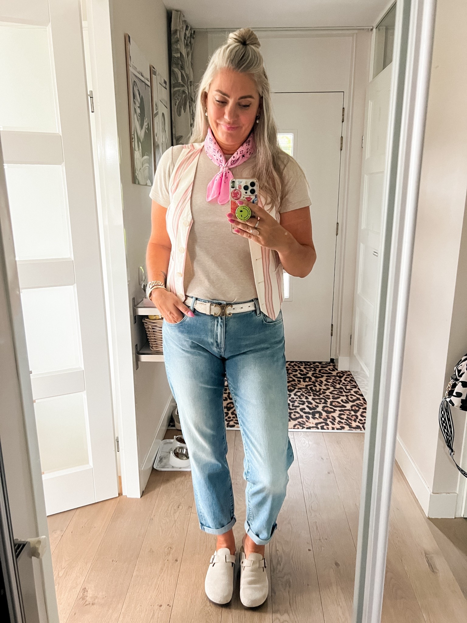Ootd - Monday. Supima cotton taupe t-shirt (xl), pink bandana, pink and beige striped linen vest (xl), G-Star boyfriend jeans (31/36).



#LTKmidsize #LTKnederlands #LTKeurope