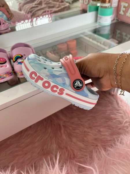 #ad Made my toddler the cutest candy themed Crocs and got her the cutest blue and pink pair!🍭🍬💕✨🦄
@walmartfashion
#walmartpartner #walmartfashion