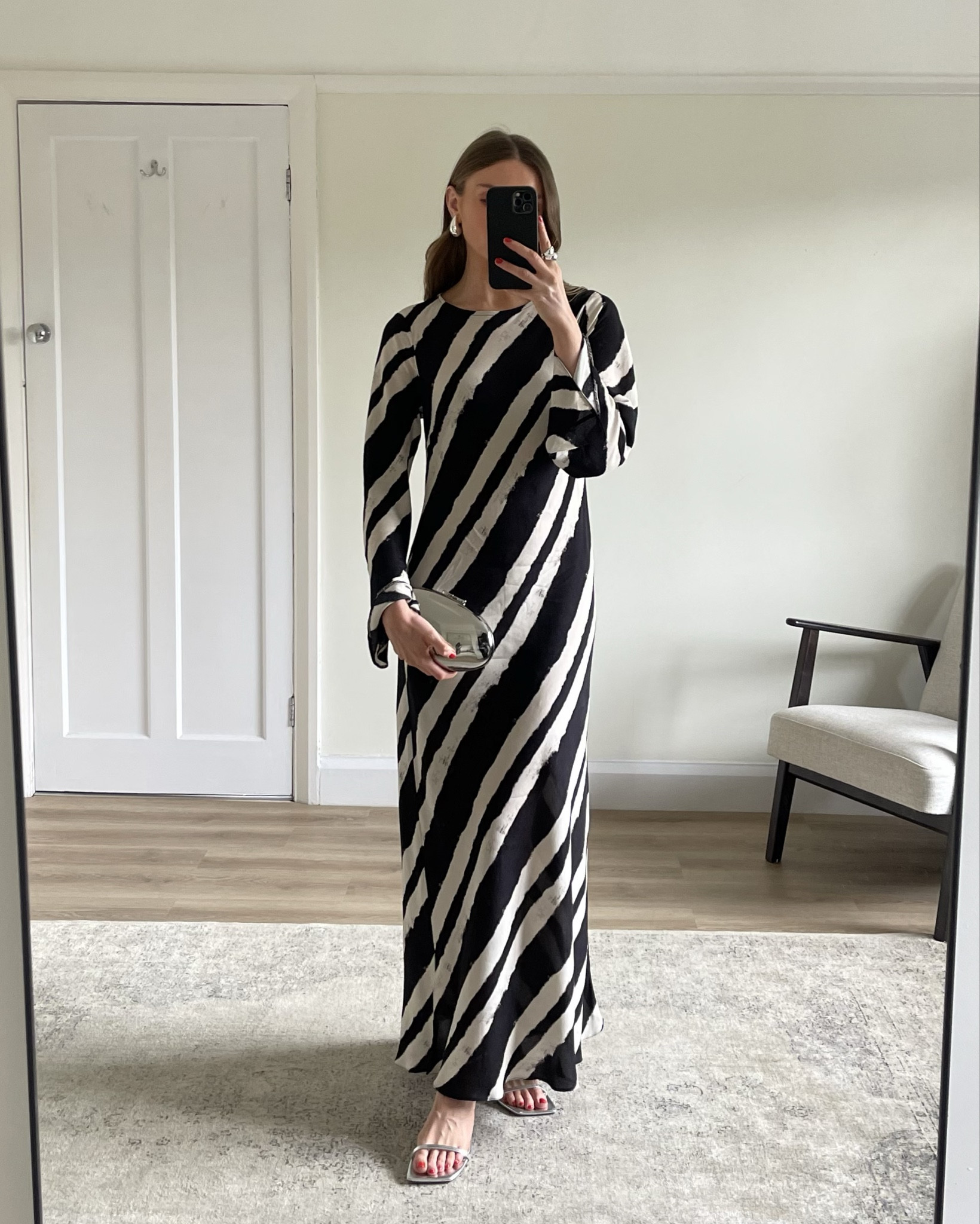 Wearing…

A size 12 in the New Look Black Diagonal Stripe Maxi Dress
I’m 5 ft 6 for an idea of the length

Styling it for a wedding. Accessorising with…

Topshop via ASOS silver heels


ASOS silver bag 

Bottega dupe silver earrings 




Wedding guest outfit, summer outfits, dress, spring outfits, maxi dress, dress

#LTKSeasonal #LTKwedding #LTKeurope