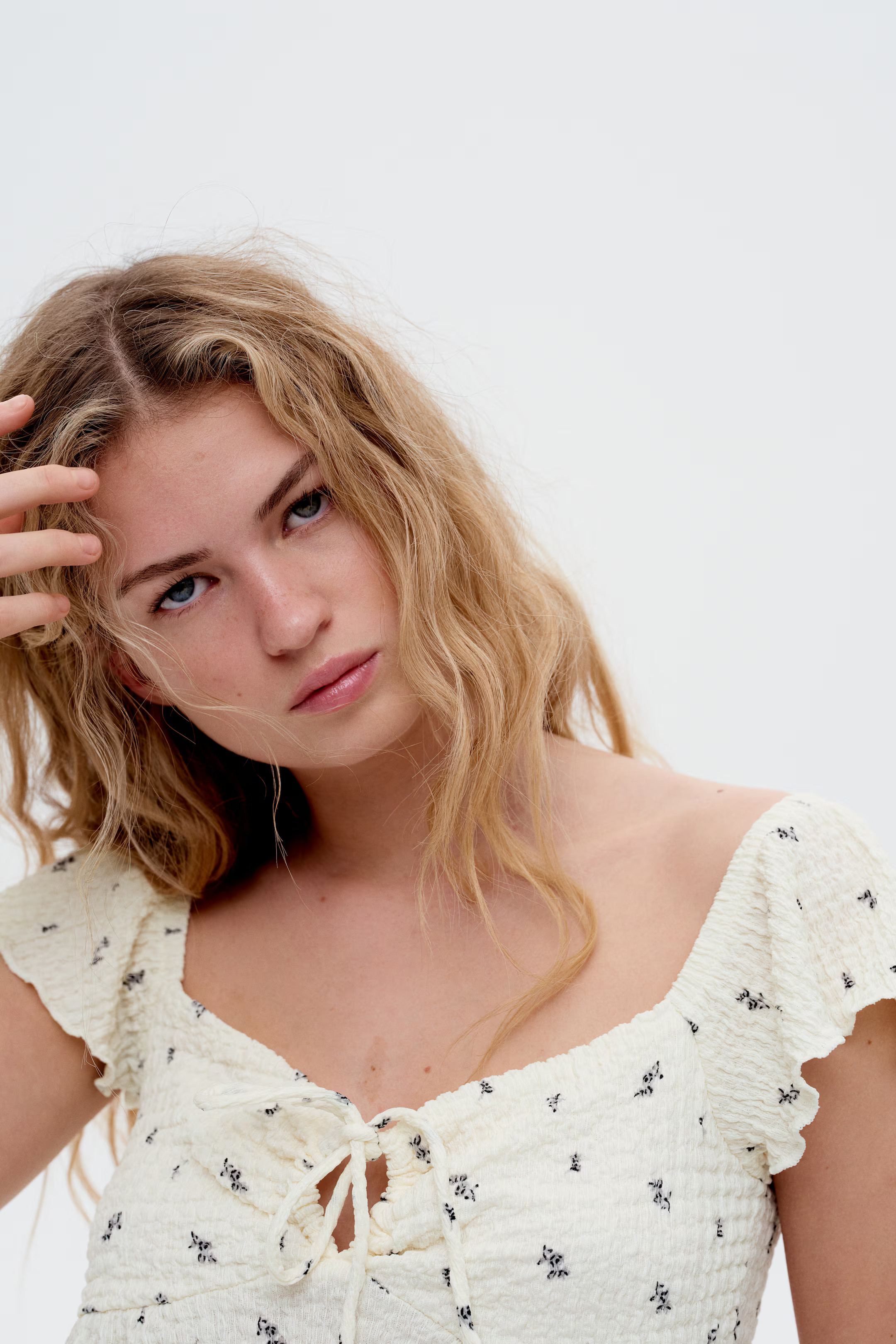 Gecrinkeltes Shirt mit Volantärmeln | H&M (DE, AT, CH, NL, FI)