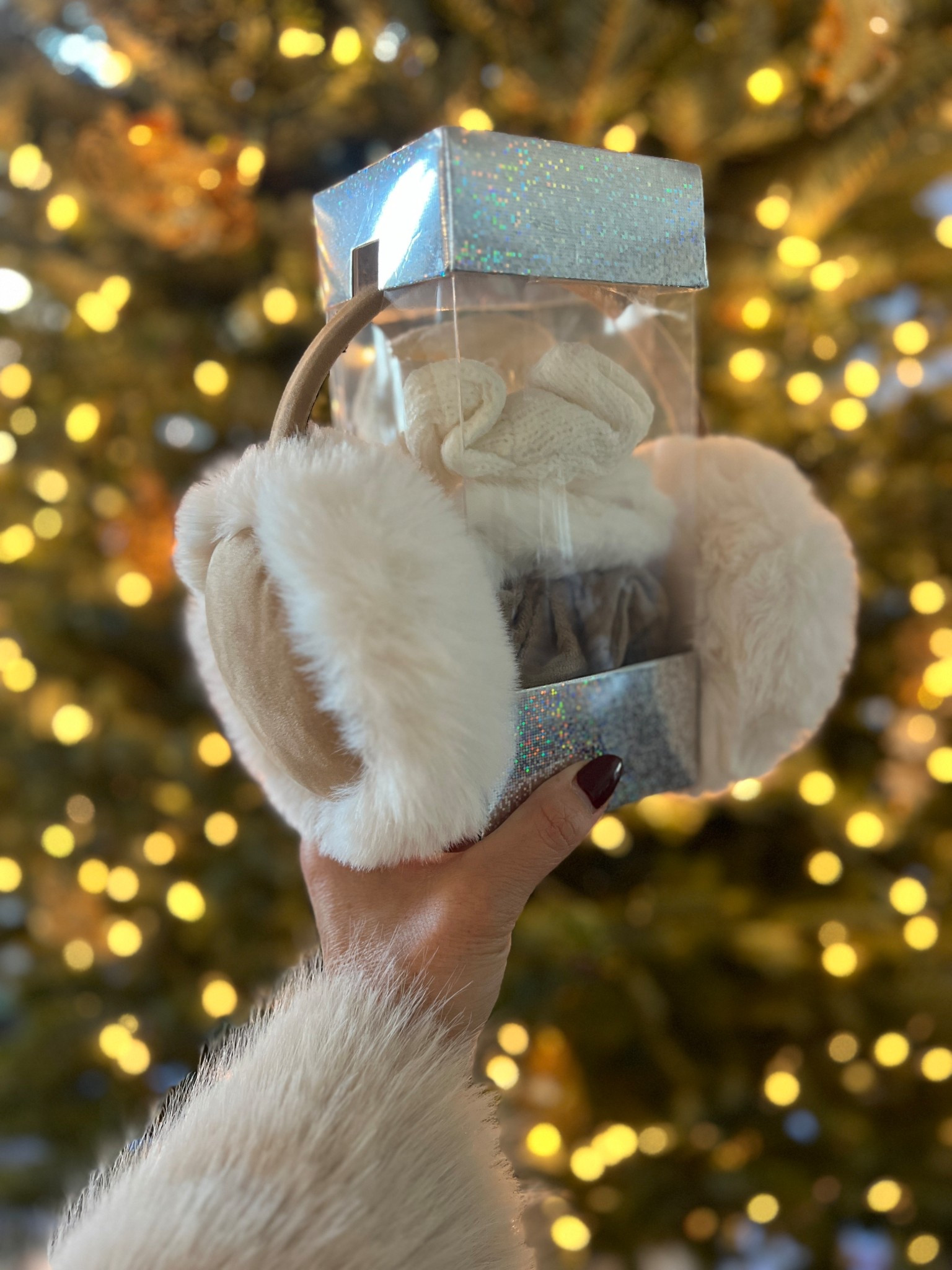 Earmuff set with scrunchies is a great cold weather gift under $15!



#LTKGiftGuide #LTKHoliday