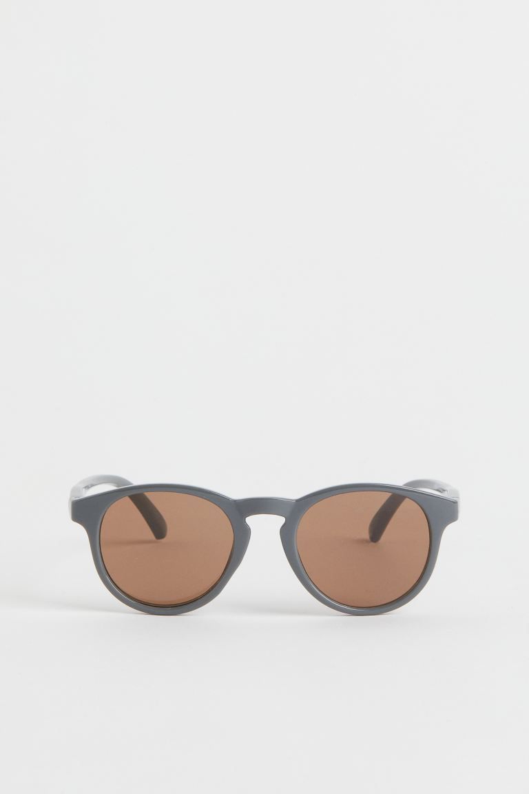 Sunglasses with plastic frames and tinted, UV-protective lenses.Weight22 gCompositionPMMA 35%, Pe... | H&M (US + CA)