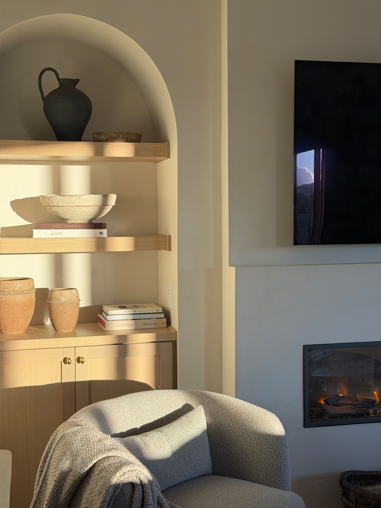 Layered neutrals, raw textures, and pieces that feel collected 🤎

organic modern shelves, organic modern decor, neutral shelf styling, modern organic interior, minimalist shelf decor, warm modern home, earthy home decor, quiet luxury interiors, neutral home styling, textured decor styling

#organicmodern #organicshelves #shelfstyling #neutralhome #quietluxury #modernorganic #earthyinteriors #homedecorinspo


#LTKHome