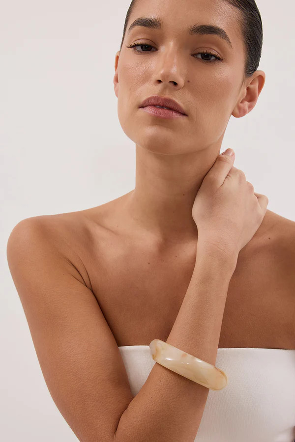 NOAH THE LABEL CREAM RESIN BANGLE | DISSH