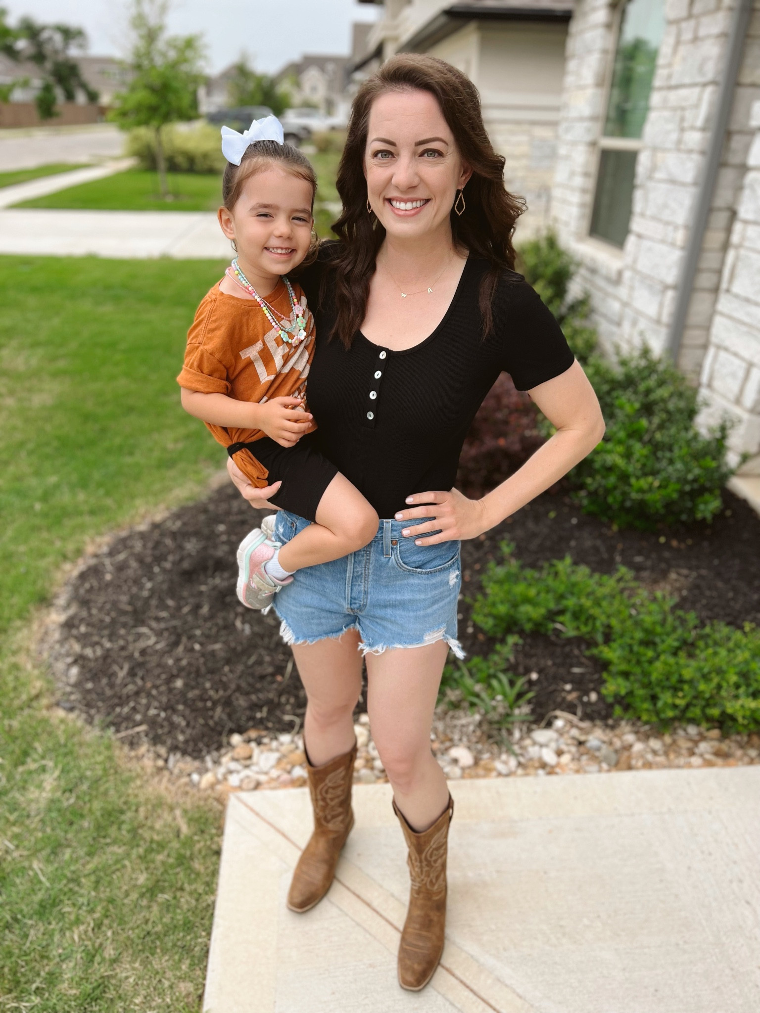 Hook ‘em Horns! 🏈🤘🏻





Lucchese boots
Cowgirl 
Amazon 
Washed jean shorts
Bodysuit 

#LTKhome #LTKsalealert #LTKunder100