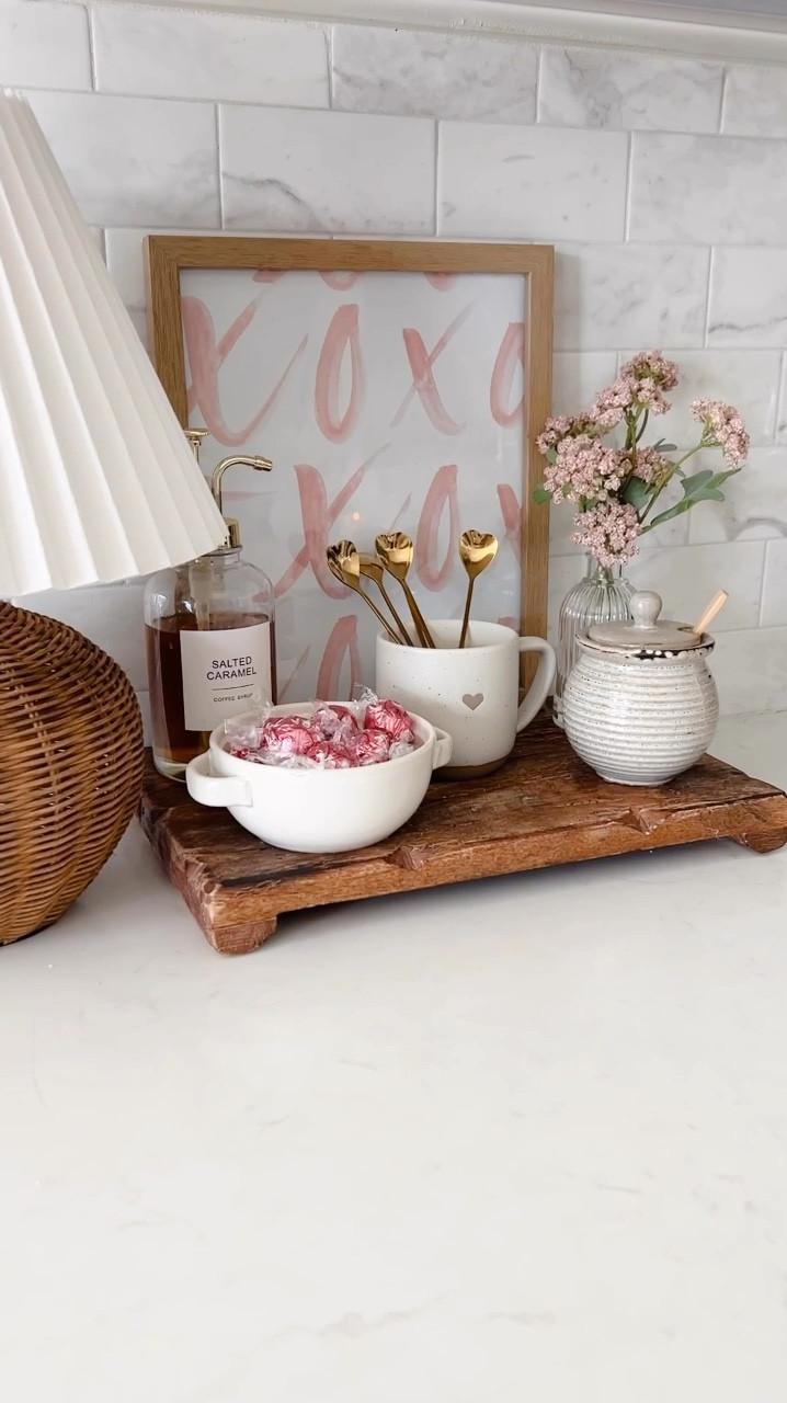 Mira que bella idea para decorar tu cocina con el tema de Navidad #valentinesday #valentinesday2025

#LTKSeasonal #LTKFamily #LTKHome