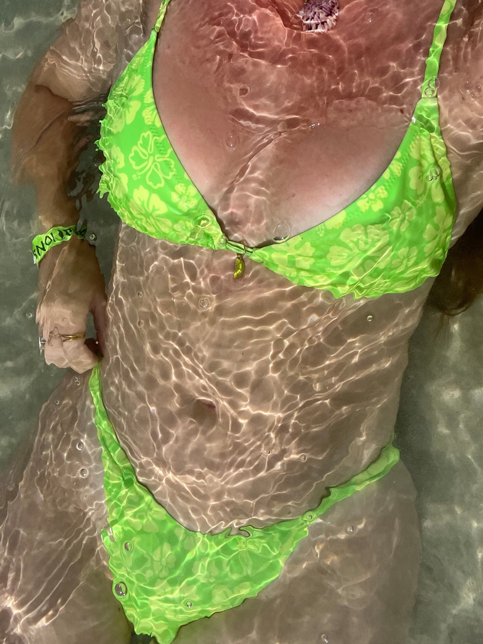 bright Kinis for summer>> 💚
this pattern is no longer sold but linked other kulani prints :)
size medium in top and bottom tts
#bikini #kulanikinis #swimsuit #summerstyle #summeroutfit

#LTKSwim #LTKFindsUnder100