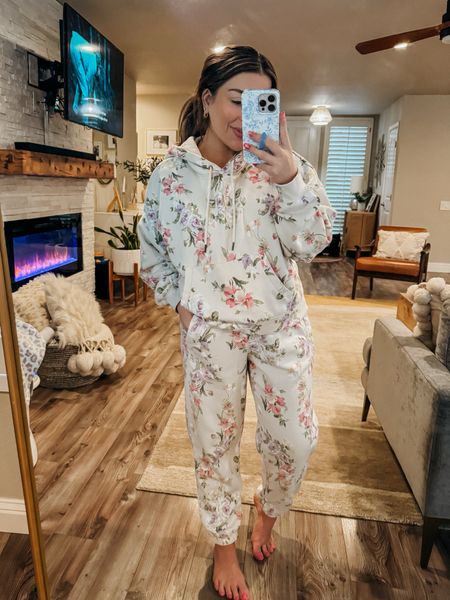 Obsessed with this floral jogger set. Wearing size small 

GAP
Travel outfit
Matching set
Comfy style
Vacation outfit



#LTKsalealert #LTKtravel #LTKSeasonal