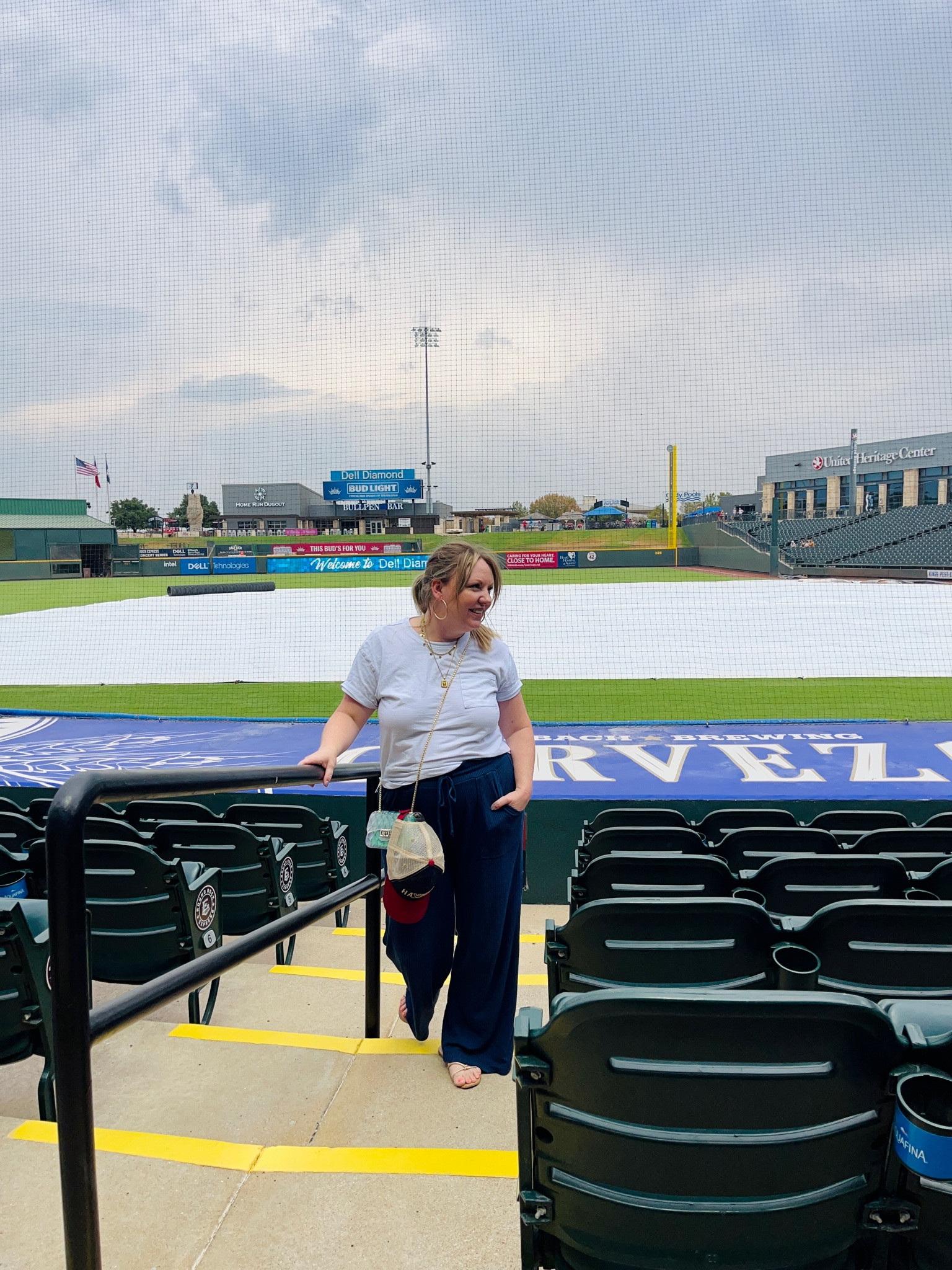 Medium top & bottoms 

#LTKunder50 #LTKover40 #LTKstyletip