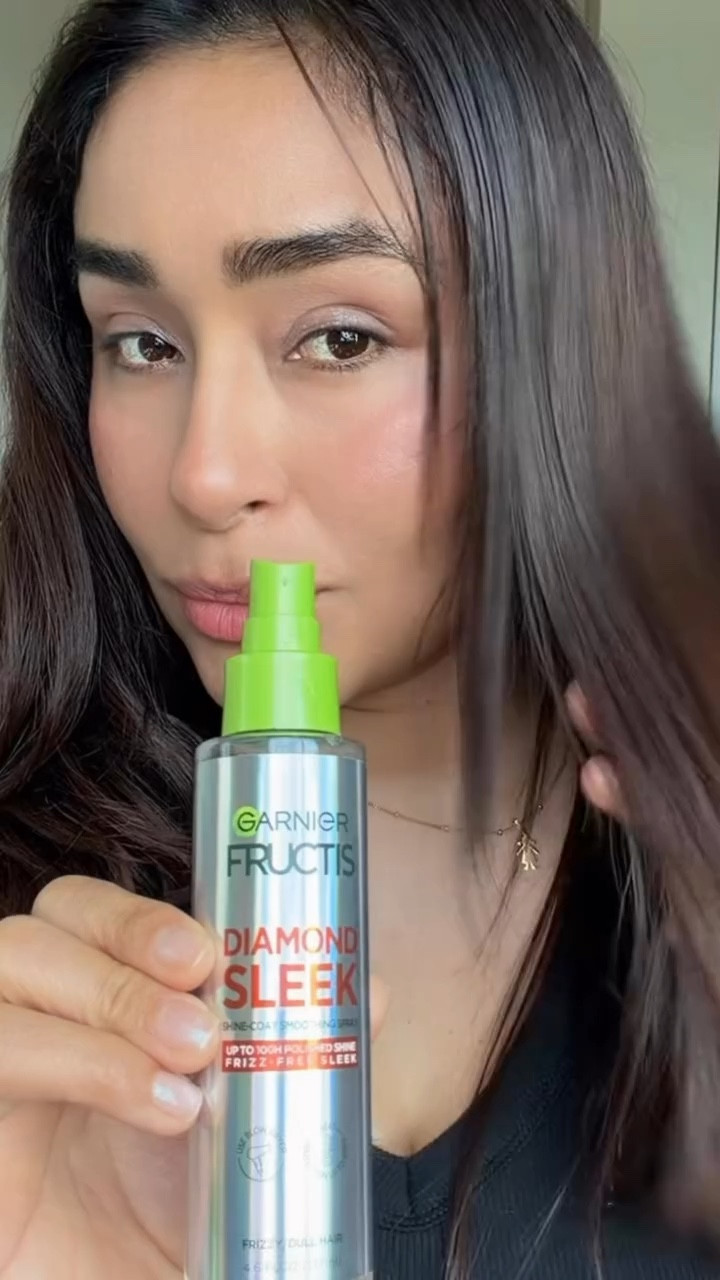 tu cabello entra en ✖️ frizz era… y sale en 💎 DIAMOND MODE ✨

El nuevo Diamond Sleek Shine-Coat Smoothing Spray de @garnierusa Fructis es literalmente ese glow-up final que no sabía que necesitaba.

Me lo enviaron gratis y este video es parte del Diamond Sleek Sweepstakes 💎 

Desde el primer uso, deja el cabello más suave, con frizz controlado y un brillo glossy que se ve súper pulido incluso en cabello seco ✨ sin sentirse pesado, grasoso ni pegajoso.

Es ese toque final cuando quieres que tu pelo se vea elegante, brillante y “expensive hair” 👀

Hasta 100 horas de frizz control + protección de calor = obsesionada 🔥

#garnier_sweepstakes #giftedbygarnier #garnierhaircare #diamondeffectsweepstakes