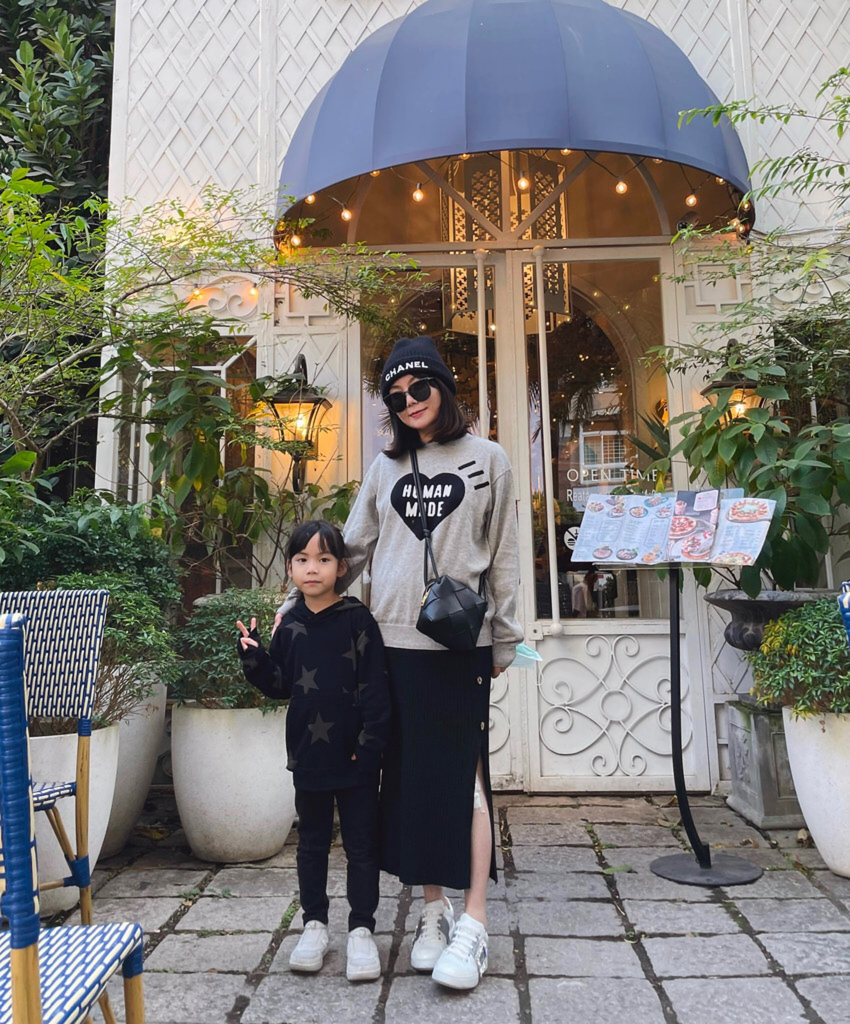 ■ 快速穿搭分享，到高雄意外去了一間網紅店”雛菊Daisy Villa”，店內很美之外，餐點也好吃! 我們點了兩個義大利麵和一個披薩，還有非常可愛的棉花糖鬆餅，在門口拍了幾張：

♥  Bottega Veneta Woven Designed Shoulder Bag。BV方胖寬編織迷你尺寸質感很好喔，而且容量並不小，我放短夾+手機，還可以放個小孩備用的小手帕，粉餅和口紅。

♥ 我穿的Human Made針織上衣在HBX有，這個灰色買了至少有一年多，現在有比較深一點的灰色，後來我還加買了粉色，男女單一尺寸我穿的是S寬鬆。

♥  Gentle Monster My Ma 01 square-frame sunglasses，太陽眼鏡是熱門的Melody同款Gentle Monster My Ma。

♥  GENTLE MONSTER MY MA 01。灰色實際戴起來跟黑色真的沒什麼分別，我戴的就是灰色My Ma喔!

♥ ROGER VIVIER Viv’ Skate leather sneakers，RV Viv Skate水鑽休閒鞋尺寸正常我自己穿36，鞋舌不磨軟Q好穿。現在 Giglio有同款價格很好直接六折，包稅免運，或者可以買這雙無鑽款bug好價，原本要台幣三萬出頭，現在不到七百歐可入手。

在餐廳門口隨手手機拍。
#LTKtaiwan #LTKasia

#LTKstyletip #LTKshoecrush #LTKitbag