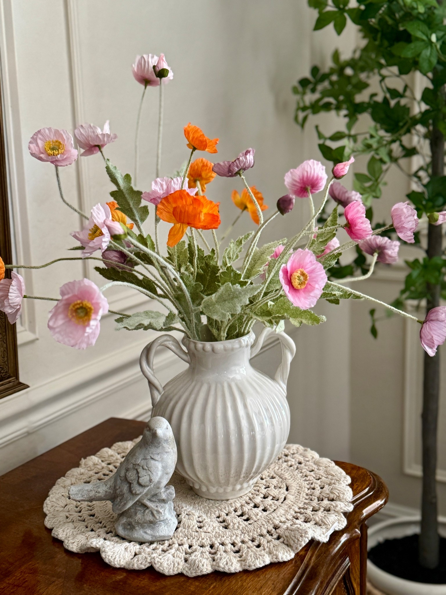 Loving these faux poppies in various colors, and this new vase from Target.

Faux poppies, faux florals, flowers, realistic faux flowers, real touch faux flowers, target vase 

#LTKHome