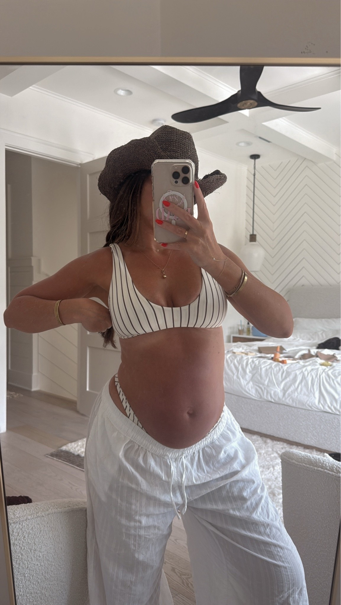 S in top
M in bottoms 
M in pants 

#pregnancyoutfits #pregnancybikini #beachstyle #vacation
