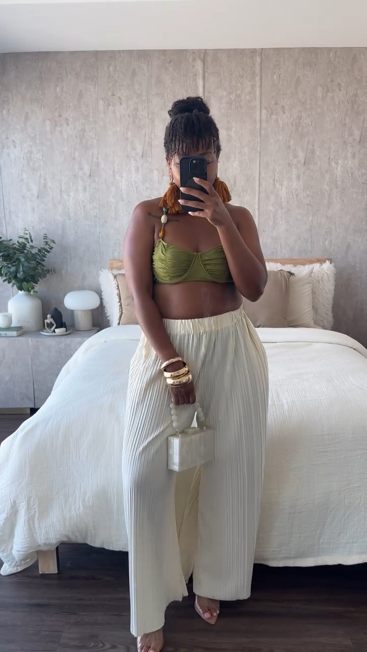 This Sundays Style sermon: All clothing should be considered . I was out past my bedtime last night . That’s all I got 😂 Happy Sunday yall! 

Swimsuit : @shein_us 
Pants : @commense.official 
Bangles: @revolve 
Handbag: @target