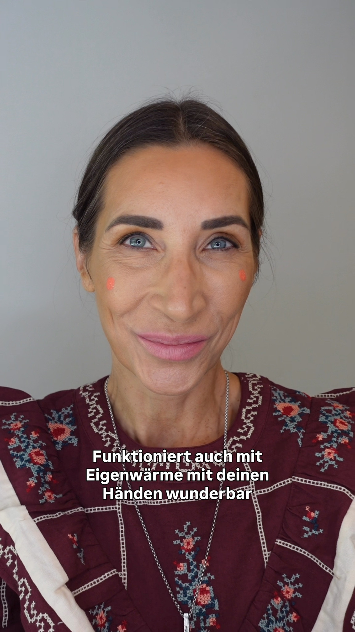 Ich probiere ja gern mal was Neues aus – und dieser Beauty-Hack hat sich wirklich bewährt. ✨
Die Tupftechnik beim Make-up ist eine tolle Möglichkeit, Foundation, Bronzer und Blush gleichmäßig und natürlich aufzutragen.
Du kannst sie mit einem Pinsel, einem kleinen Schwämmchen oder auch mit den Fingern anwenden .. durch die Eigenwärme der Hände verschmelzen flüssige Produkte besonders schön mit der Haut.

Ich habe dir hier Produkte zusammengestellt, die sich mit der Tupftechnik wunderbar auftragen lassen.
Sie sind flüssig, leicht zu verblenden und machen den Look schnell und unkompliziert – perfekt für alle, die ihr Make-up frisch und natürlich mögen.

Mehr zur Tupftechnik beim Make-up findest du auch auf meinem Blog, im Das Swaantje Taube Magazin – dort erkläre ich die Methode Schritt für Schritt. 🤍

#LTKdeutschland #LTKbeauty #LTKü50