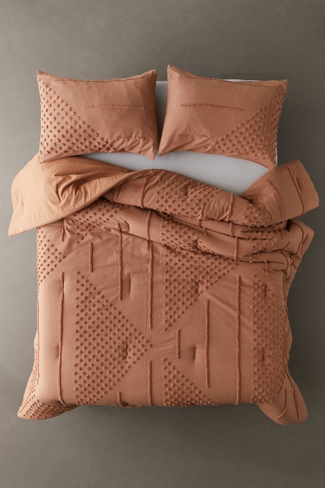 Ellis Tufted Comforter | Urban Outfitters (US and RoW)