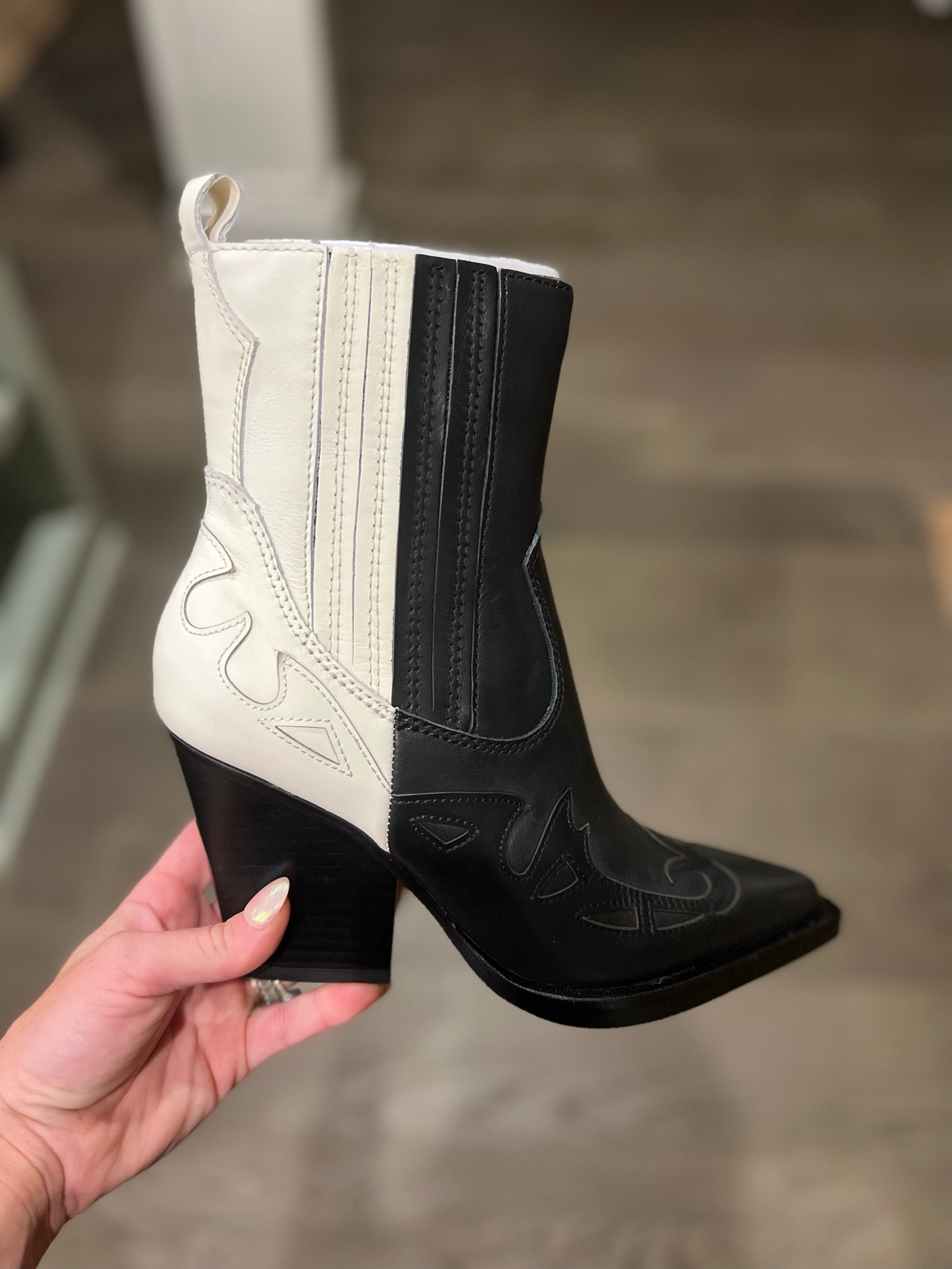 Y’all these boots are 😍 @dolcevita #fallfashion #fall #fallboots #dolcevita 

#LTKstyletip #LTKSeasonal #LTKshoecrush