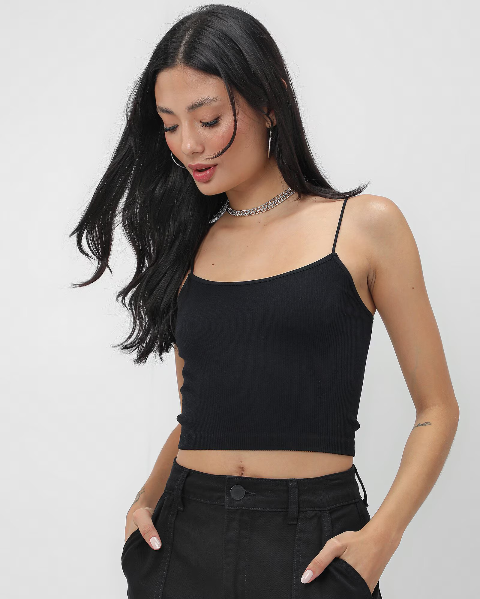 Regata cropped canelada alça fina preta - Preto |  Pool Basics by Riachuelo | Riachuelo (BR)