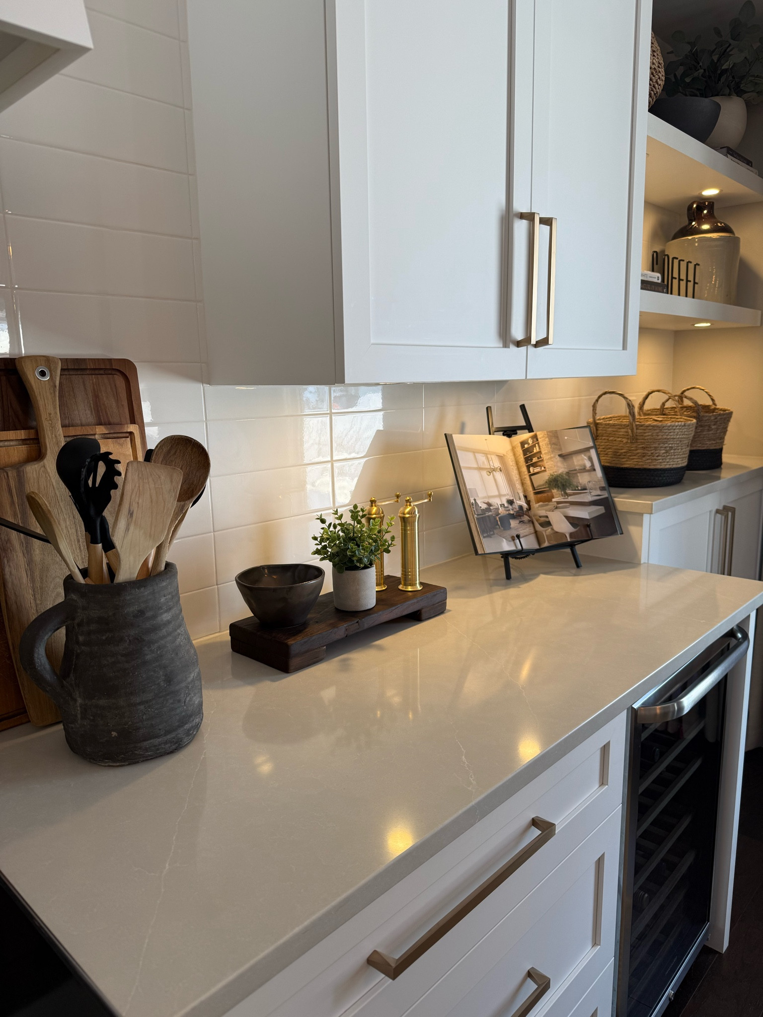 Kitchen styling! 

Organic modern
Old European
Crock
Stoneware
Brass salt and pepper mills
Cook book
Decor book
Cutting boards
Antique home decor 
Basket 
Kitchen decor

#LTKsale #LTKcasa #LTKstyletip