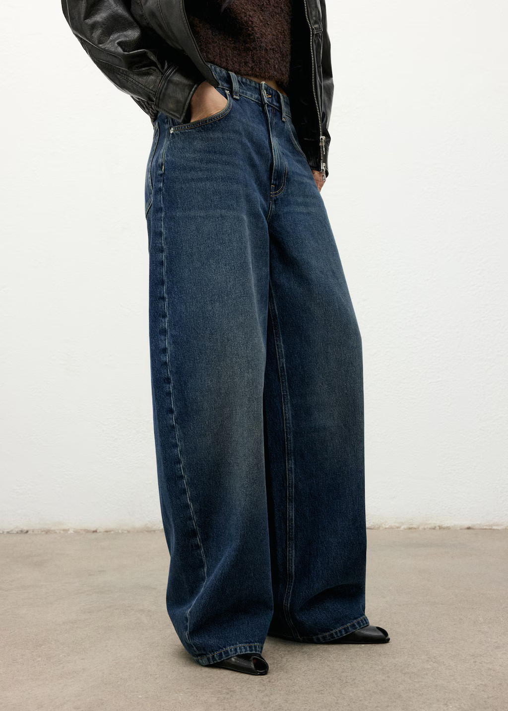 Mid-rise barrel jeans | MANGO (UK)