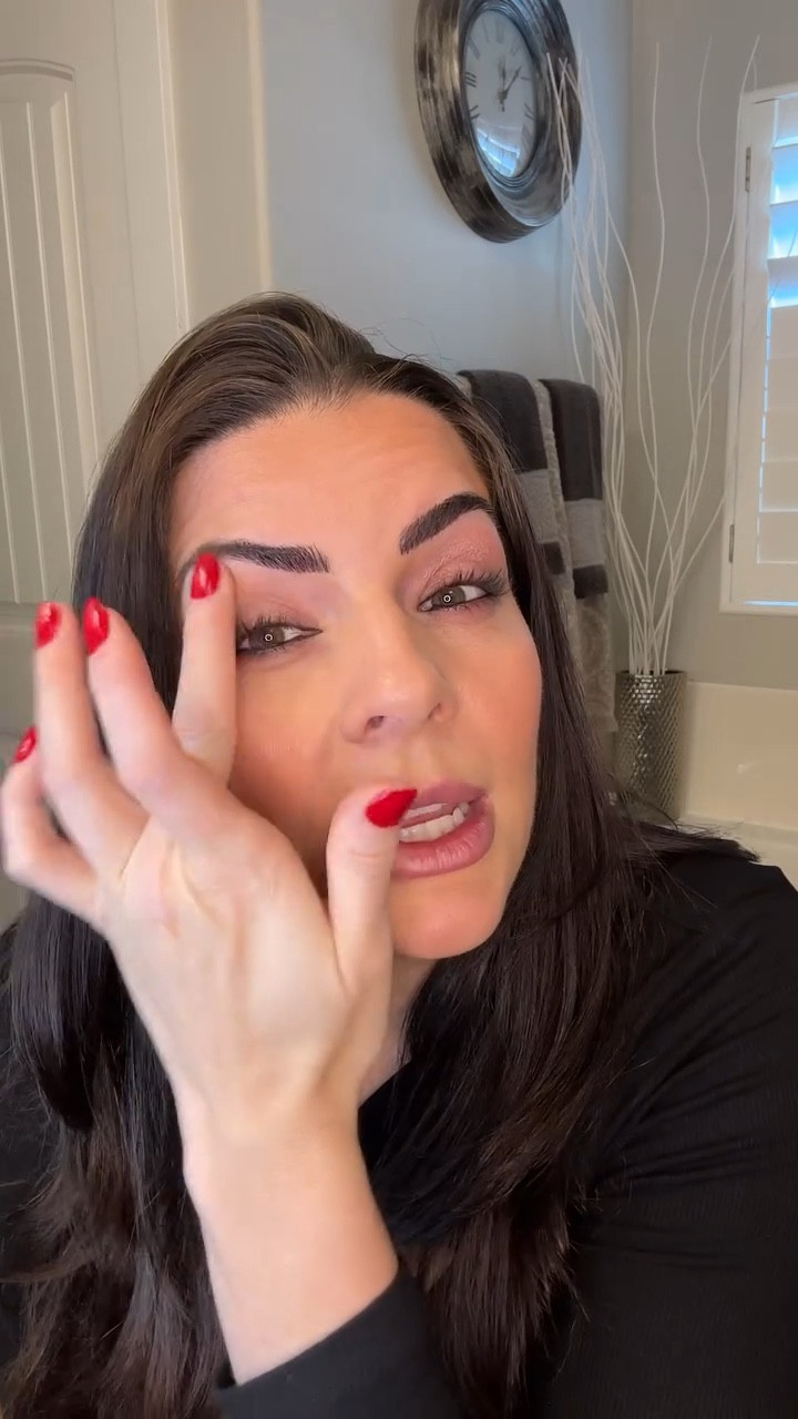 In case your mom didn’t tell you…… 

If you want your eyeshadow to last ALL day long and prevent creasing and be more vibrant…you have to use a primer for your eyelids. You could use your concealer but it just doesn’t work as well as an actual primer. 

If you want my ride or die eyeshadow primer comment below! 

Kisses! 

#tipsandtricks #beautytips #utahmicroblading #didyouknow