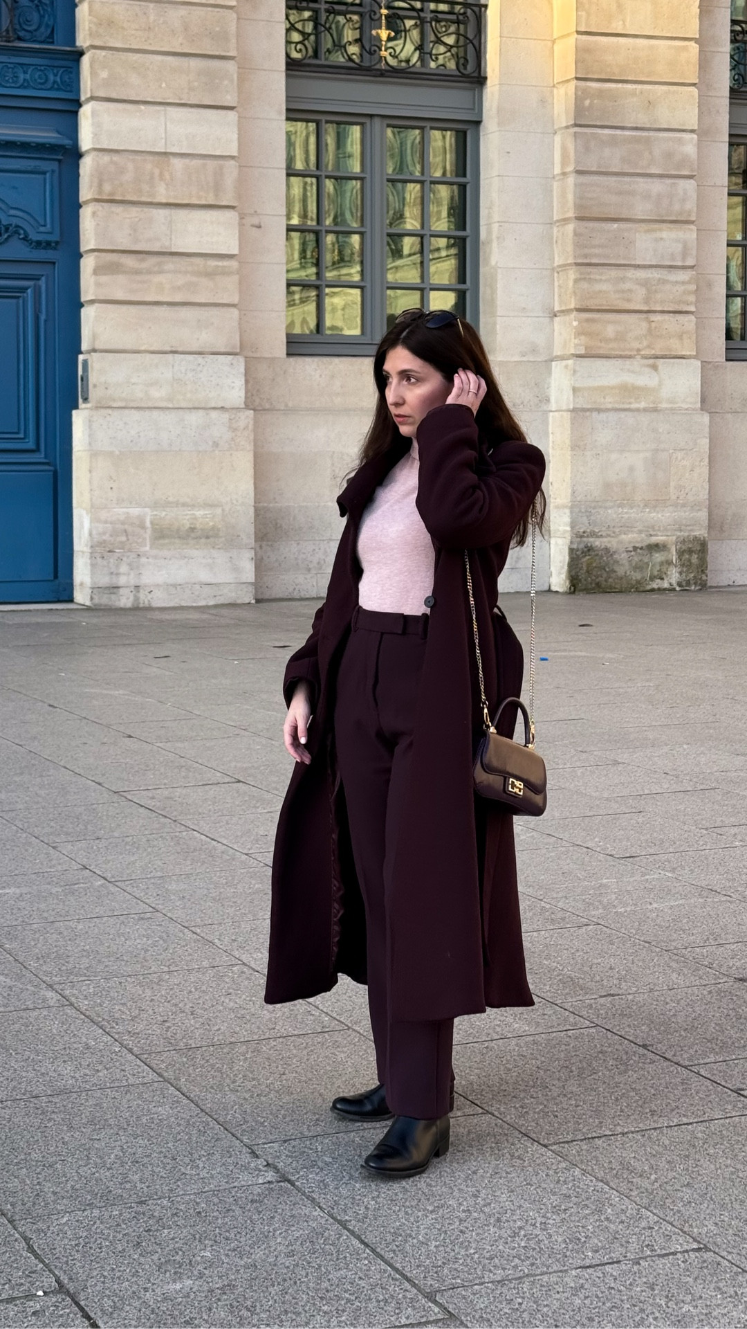 Spring outfit I wore in Paris on our last day in the city!

A pink turtleneck top combined with a burgundy/plum pair of trousers and black boots. A burgundy/plum coat and bag finished the look!

A transitional winter to spring look in my favourite colours! The coat wasn’t needed in the mid of the day but was necessary in the morning and evening. 