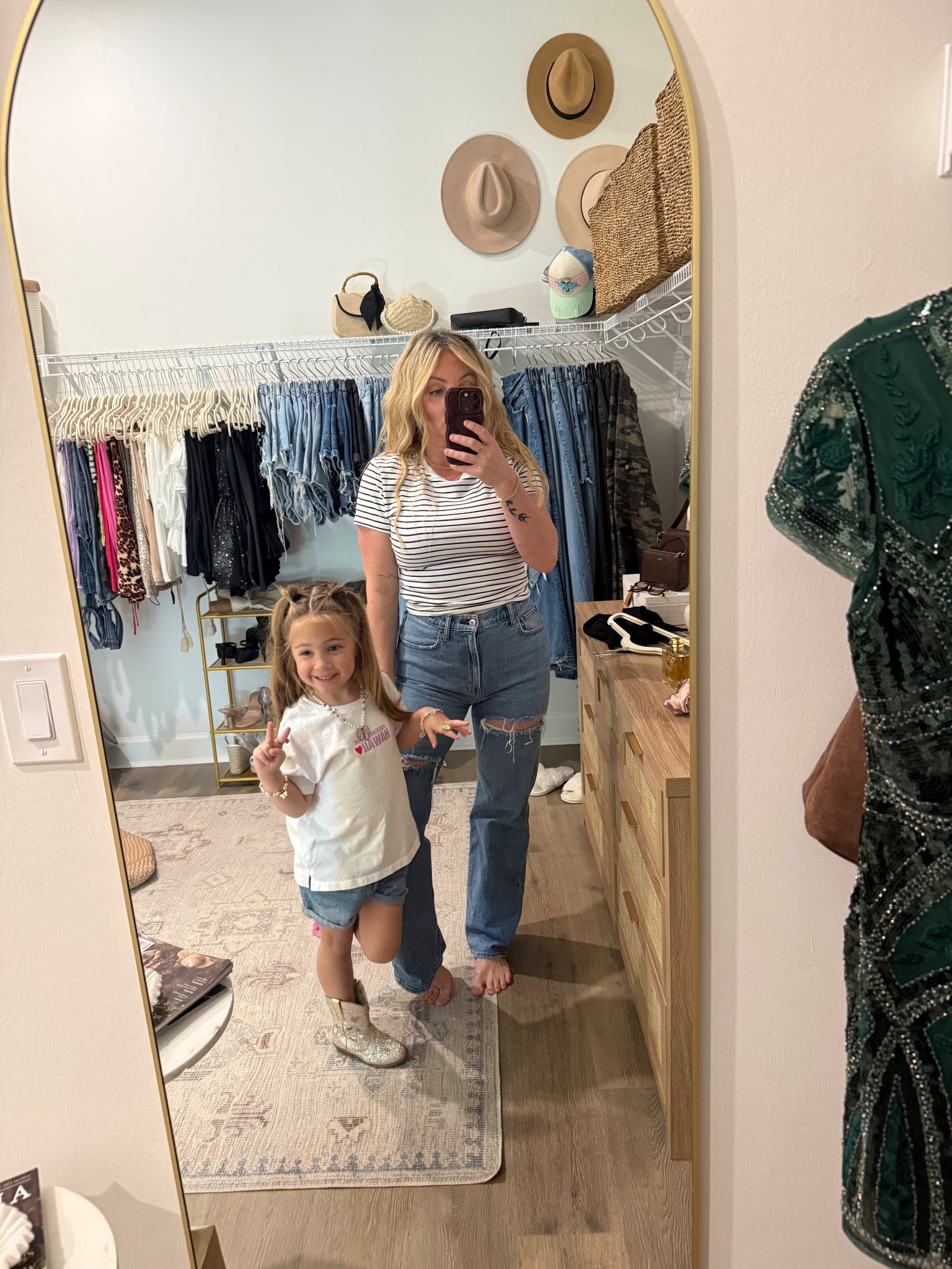 Saturday mood 🤍




#babytee #rippedjeans #highrisejeans #abercrombie&fitch #stripedtshirt #tshirt #momstyle #casualstyle 

#LTKootd