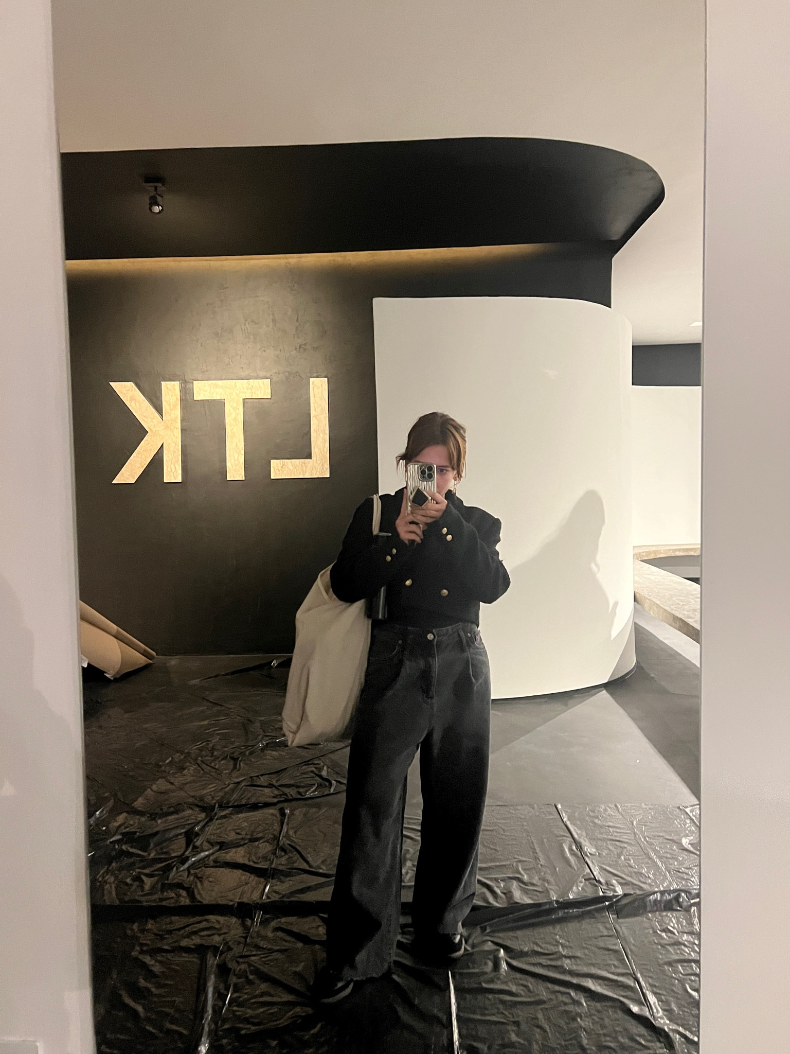 Aqui contextualizando o que eu falei no post do samba, um look preto que podia ser facilmente usado com um scarpin, eu coloquei o samba para desconstruir a proposta e ser mais adequado a ir para o escritório durante a obra. 

#LTKbrasil #LTKstyletip