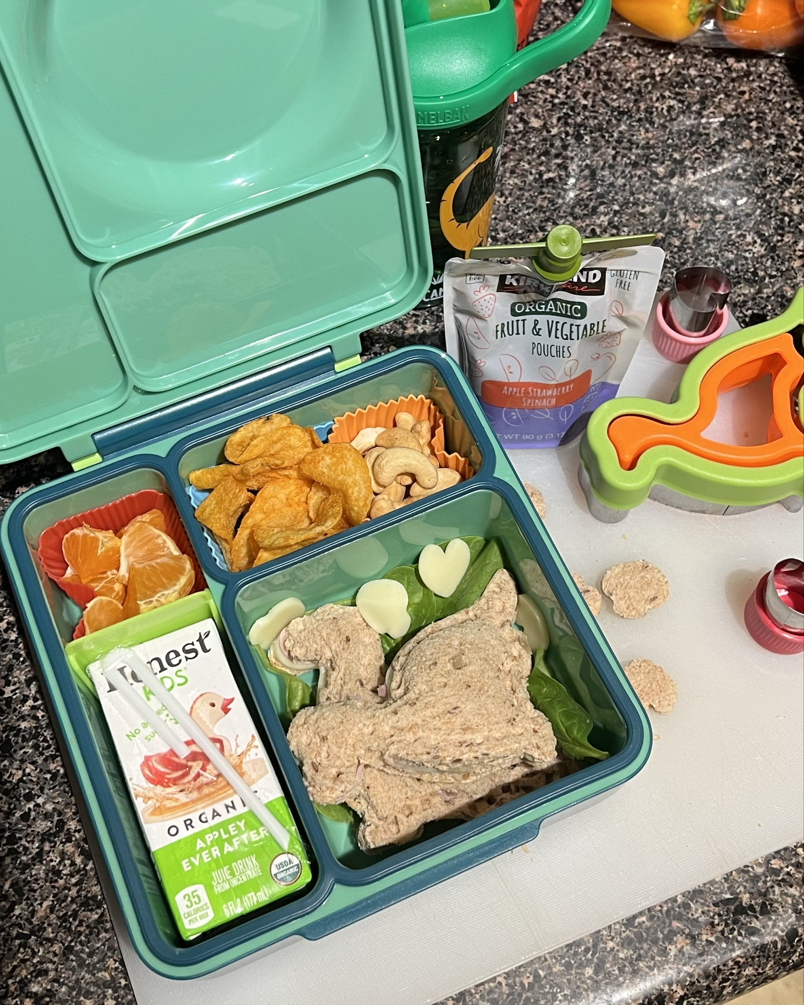 Favorite tools + Lunchbox 🍎🧃

#lunchbox 
#breakfast
#toddlerbreakfast
#breakfastidea