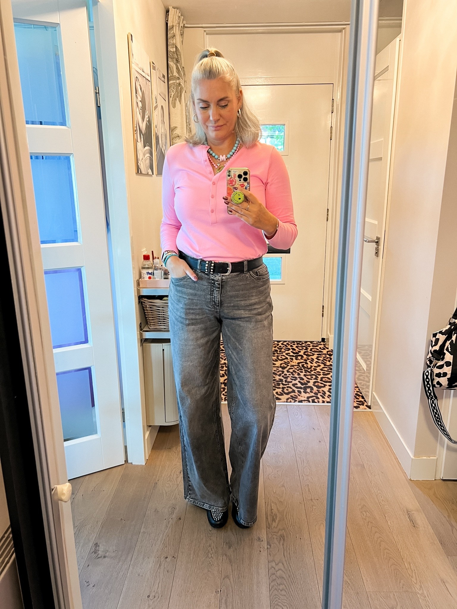 OOTD - Vrijdag. Eén roze katoenen henley (40/42) op een zwarte wide leg jeans met stretch (40), zwarte riem met studs en loafers met studs (heel oud van Zara).

#LTKnederlands #LTKeurope #LTKautumn