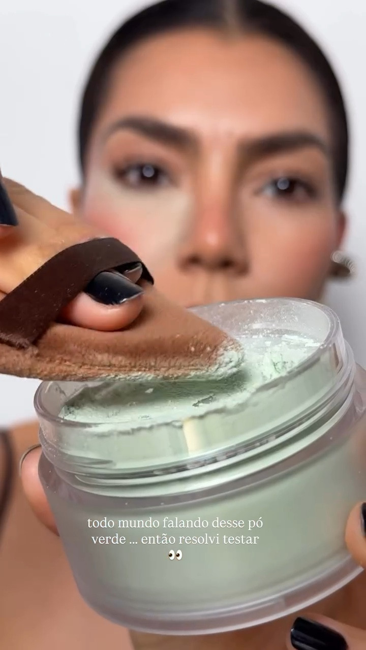 Testando o famoso pó translúcido verde da Laura Mercier pela primeira vez 💚 @lauramercier 

Ele Promete selar a maquiagem, controlar a oleosidade e deixar a pele lisinha sem pesar… e eu precisava ver isso na prática.

Confesso que achei que o acabamento ficou muito bom , me conta nos comentários o que vcs acharam ! 

E me segue para mais testes reais de maquiagem, skincare e dicas de beleza. ✨
#settingpowder #potranslucido #peleperfeita LinkLTK