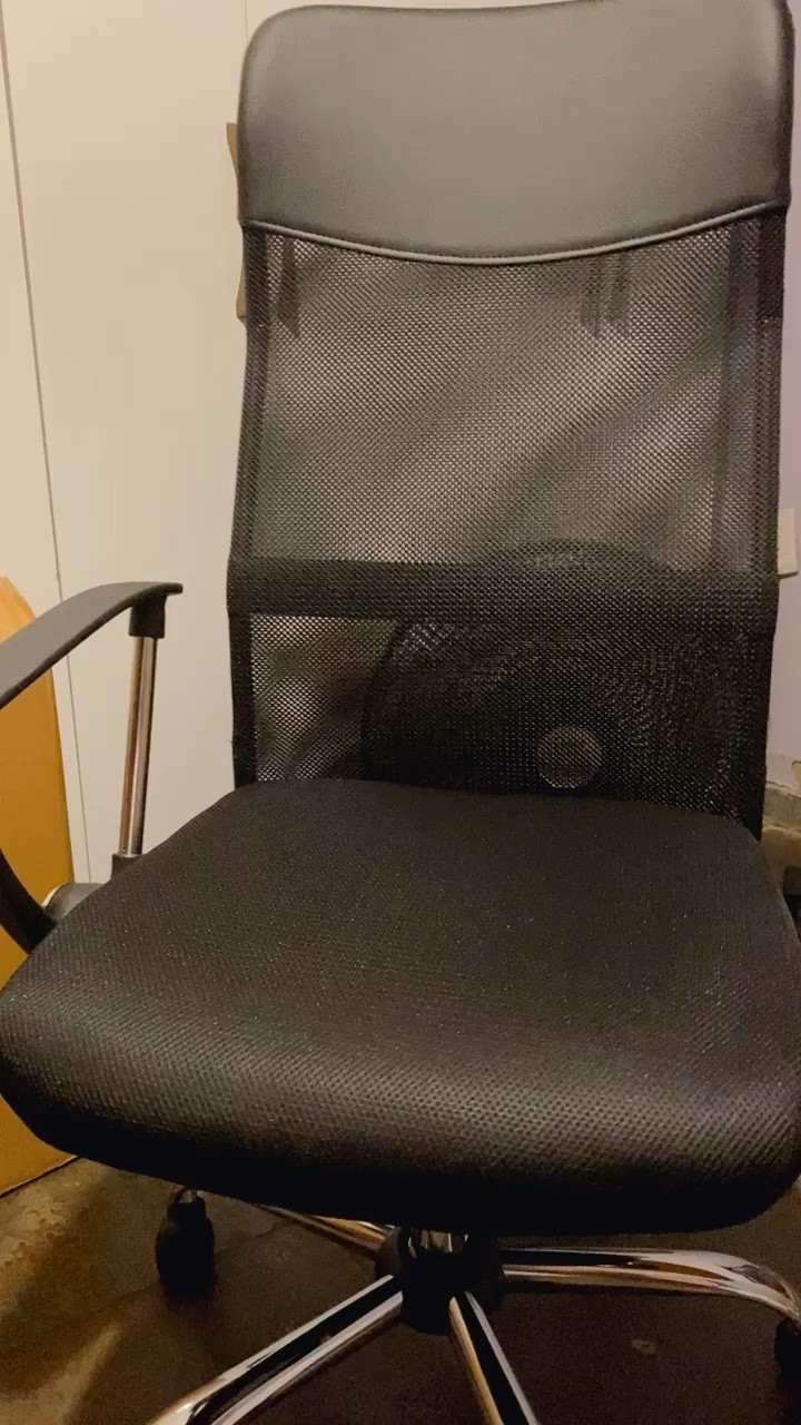 Cadeira de escritório presidente - perfeita para quem fica horas trabalhando sentada.

Muito confortável eu amei a minha

#LTKFind #LTKbrasil #LTKhome