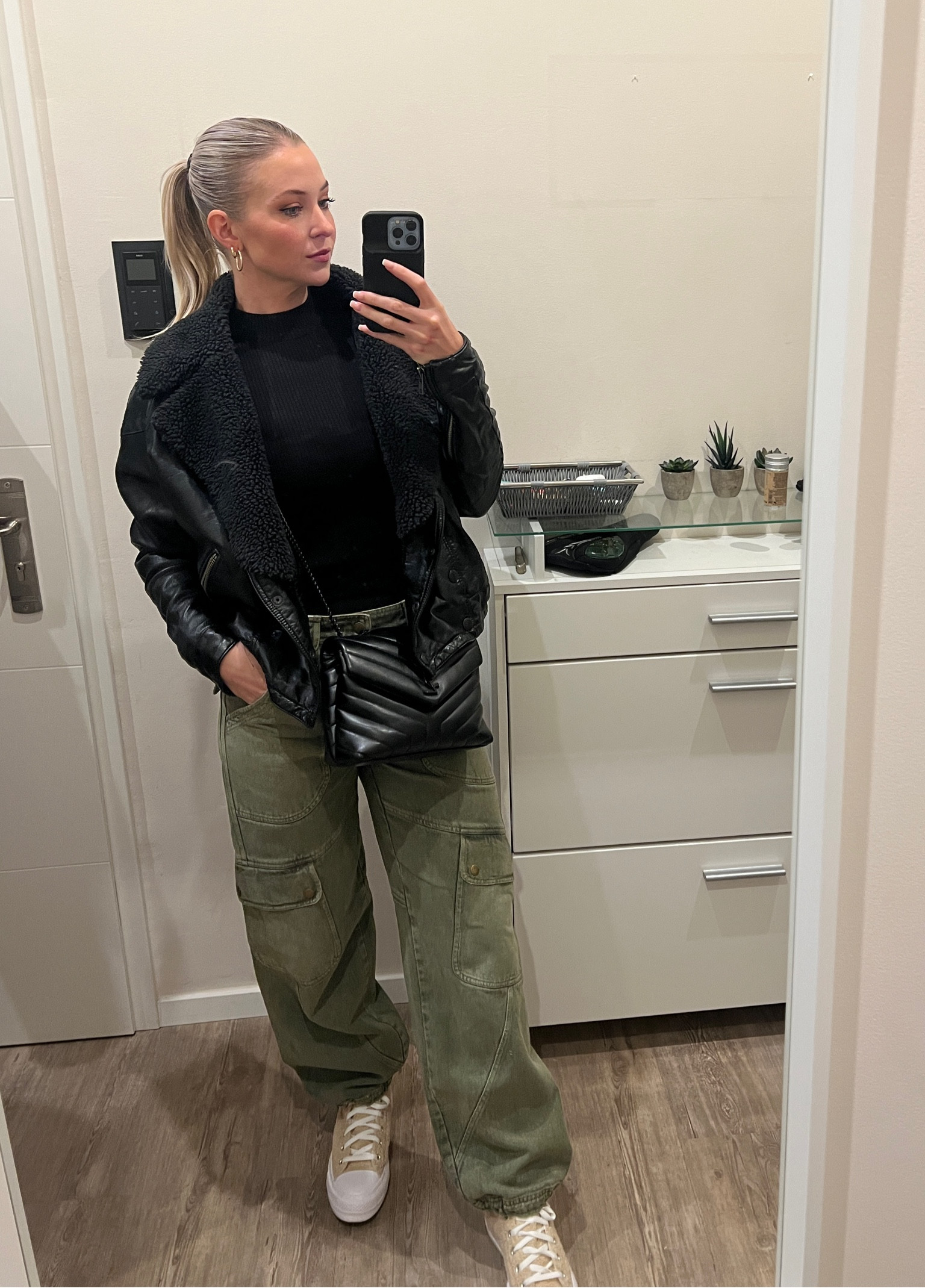 Fall outfit of the day 🍂 

Cargo pants & leather jacket 🖤

Wearing size small in pants!

#LTKstyletip