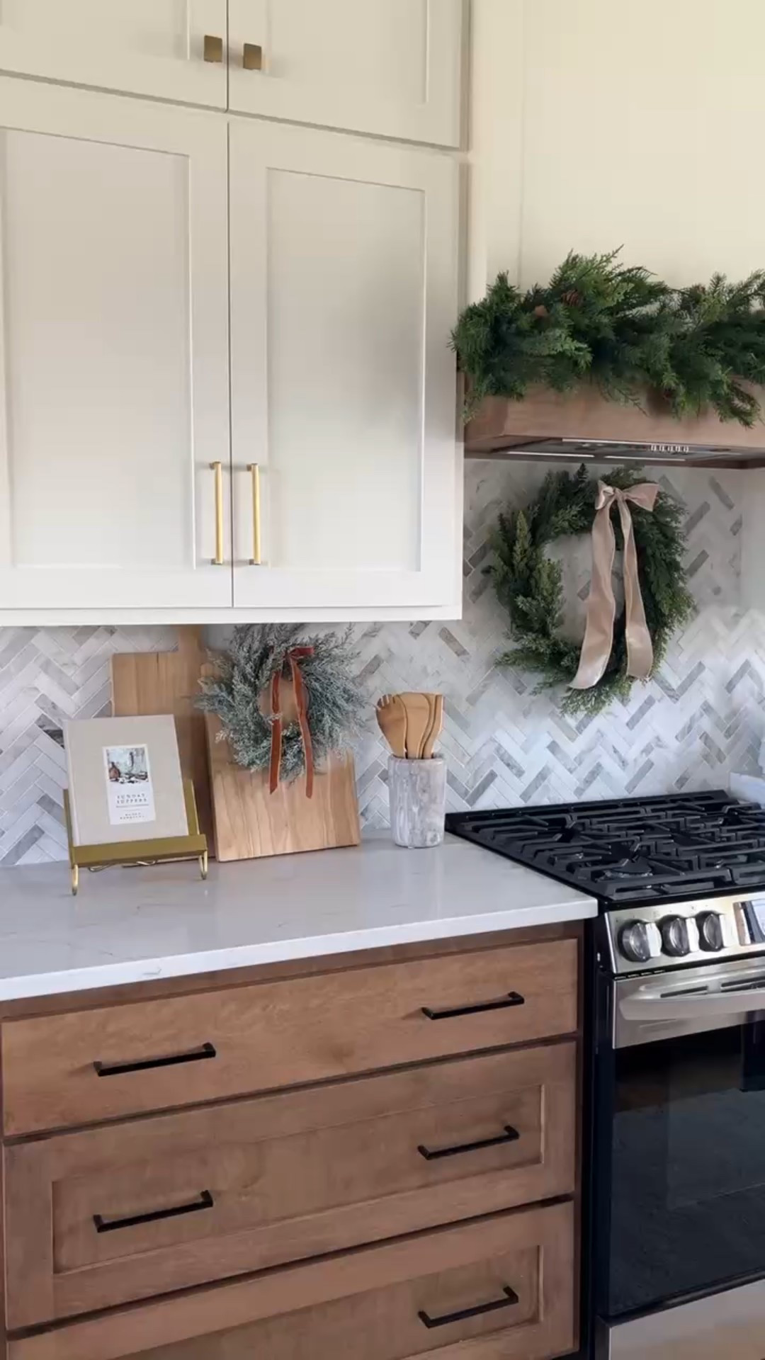 Christmas kitchen set up✨

Christmas decor - Holiday finds - Style tips - Trendy home decor 

#LTKSeasonal #LTKHome #LTKStyleTip