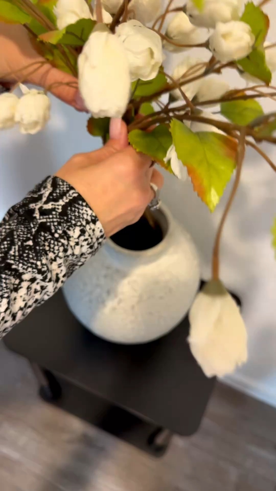 Transformé este rinconcito vacío en un espacio con intención 🤍✨
A veces no necesitas mucho… solo piezas simples, tonos neutros y un toque de calma para que todo se sienta diferente 🕊️🏡
¿Team espacios minimalistas o más decorados? 👀


#LTKU #LTKmomlife #LTKHome
