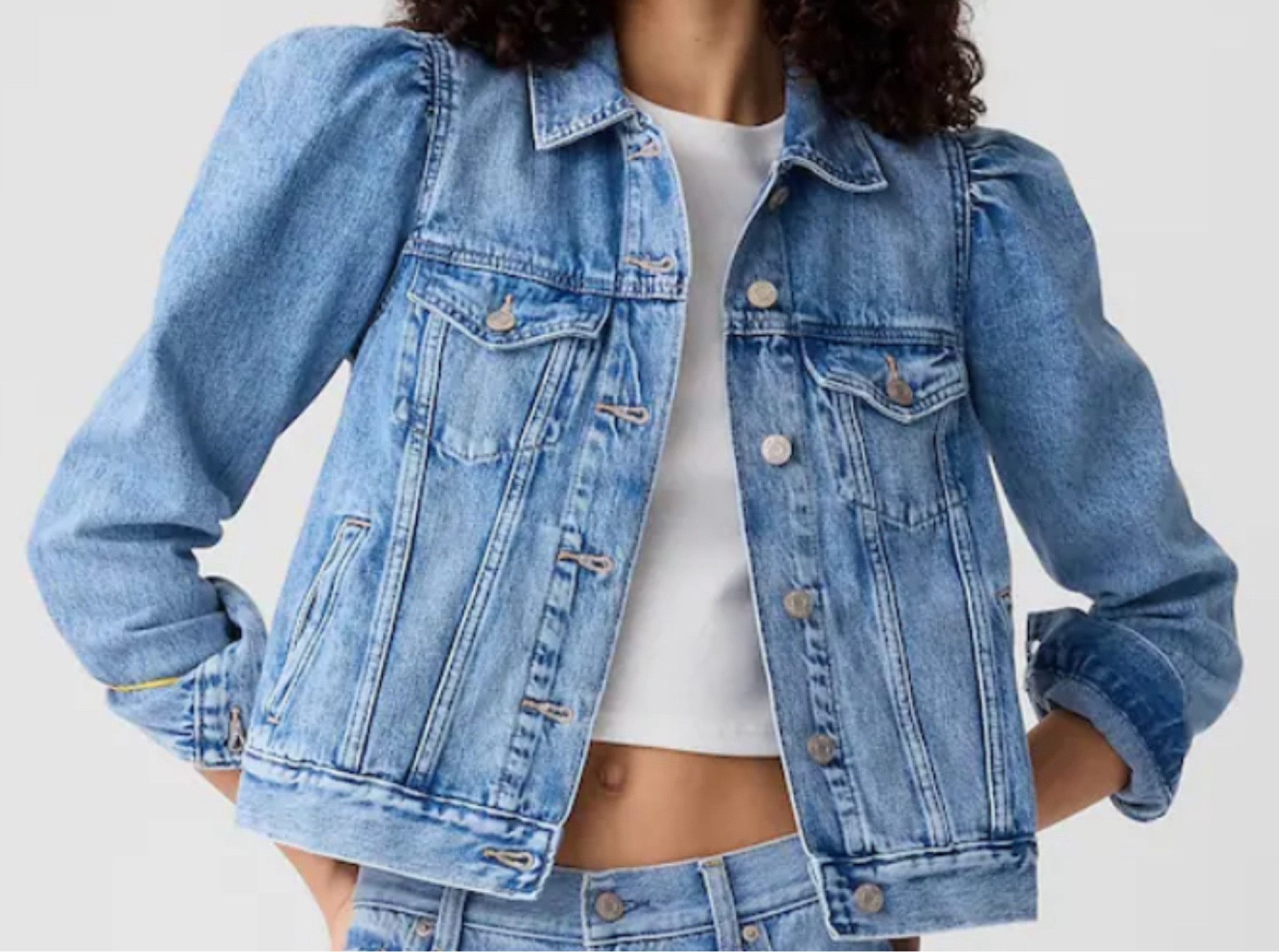 I typically LOATH a denim jacket, but the puff sleeve 100% won me over!


#LTKCyberWeek #LTKFindsUnder50