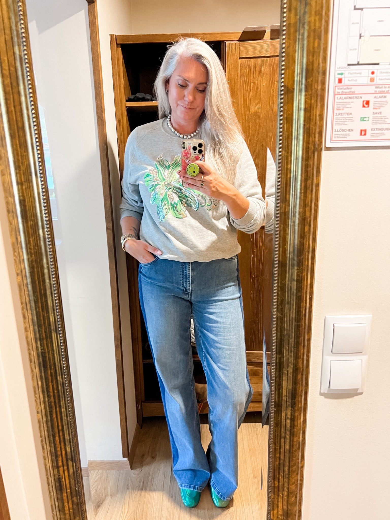 OOTD - Woensdag. Grijze sweater met pailletten (Norah, sale), jeans met donkere streep aan de zijkant (Miss Etam Lang, 40), zilveren ketting met hart en groene loafers (oud). 



#LTKtravel #LTKnederlands #LTKeurope