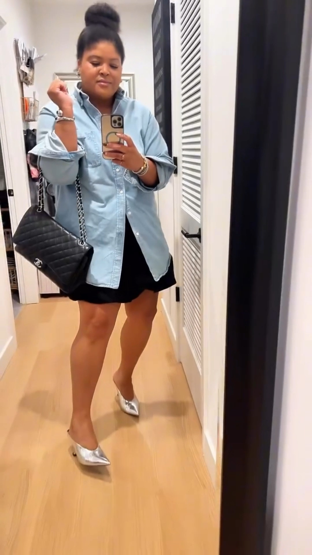 Denim done different. Skirt’s got the volume, heels brought the shine.”
#OOTN #DenimChic #MetallicMood #StyleGoals #StreetStyleGlam #SkirtSeason #StatementHeels #OutfitInspo